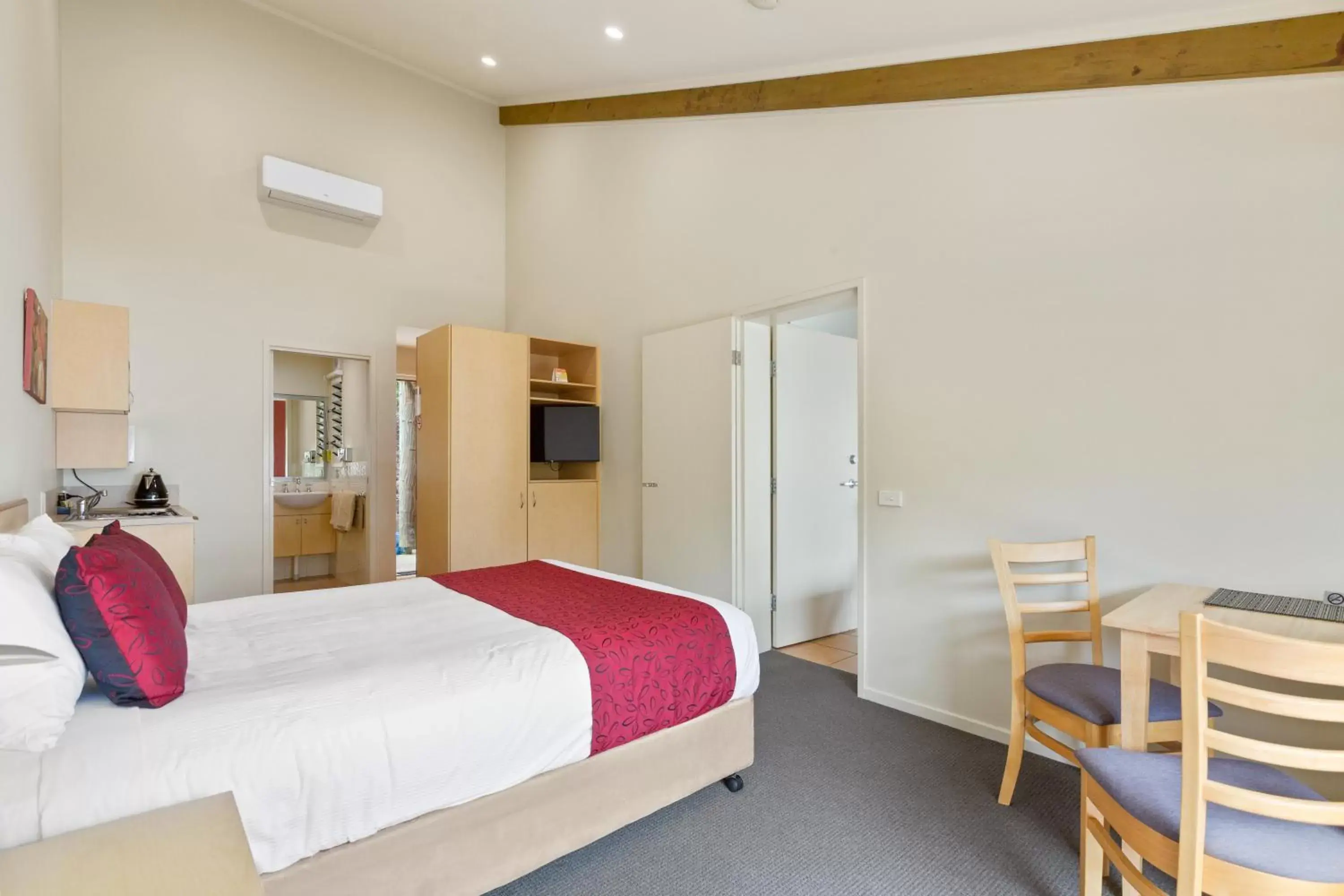 Bed in Tathra Beach House Holiday Apartments