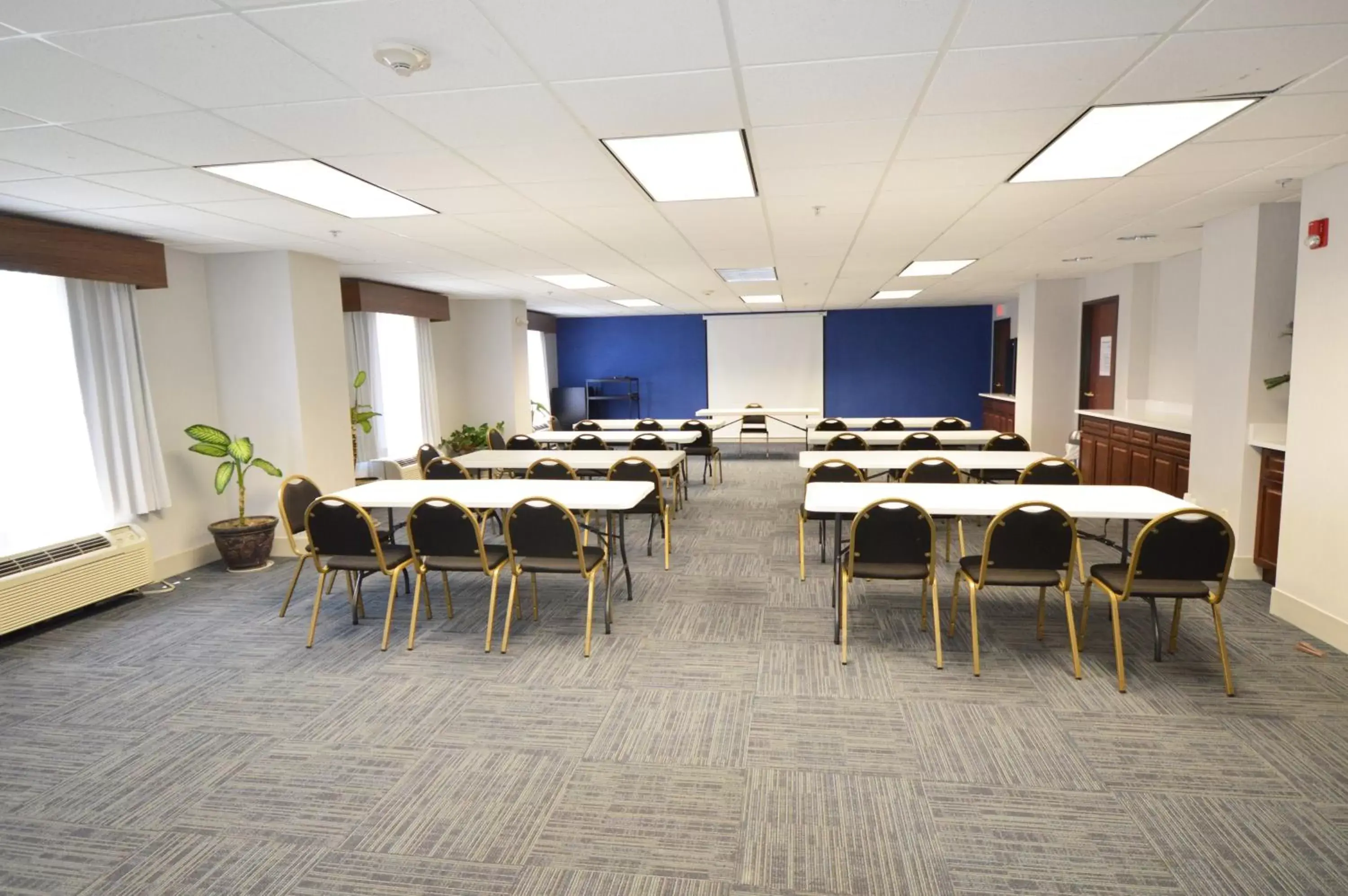 Meeting/conference room in Holiday Inn Express Toledo-Oregon, an IHG Hotel