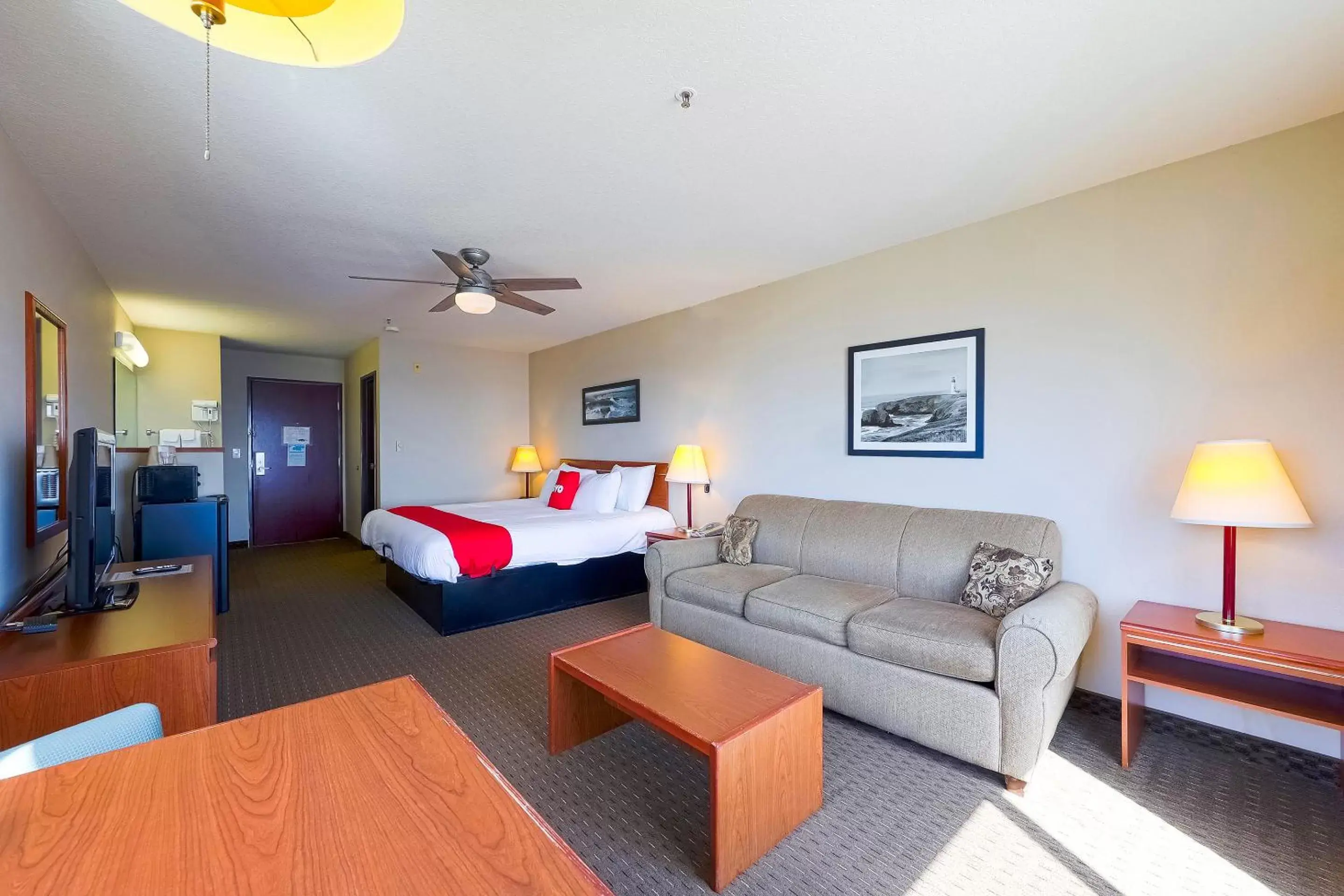 Bedroom, Seating Area in Siletz Bay Beachfront Hotel by OYO Lincoln City