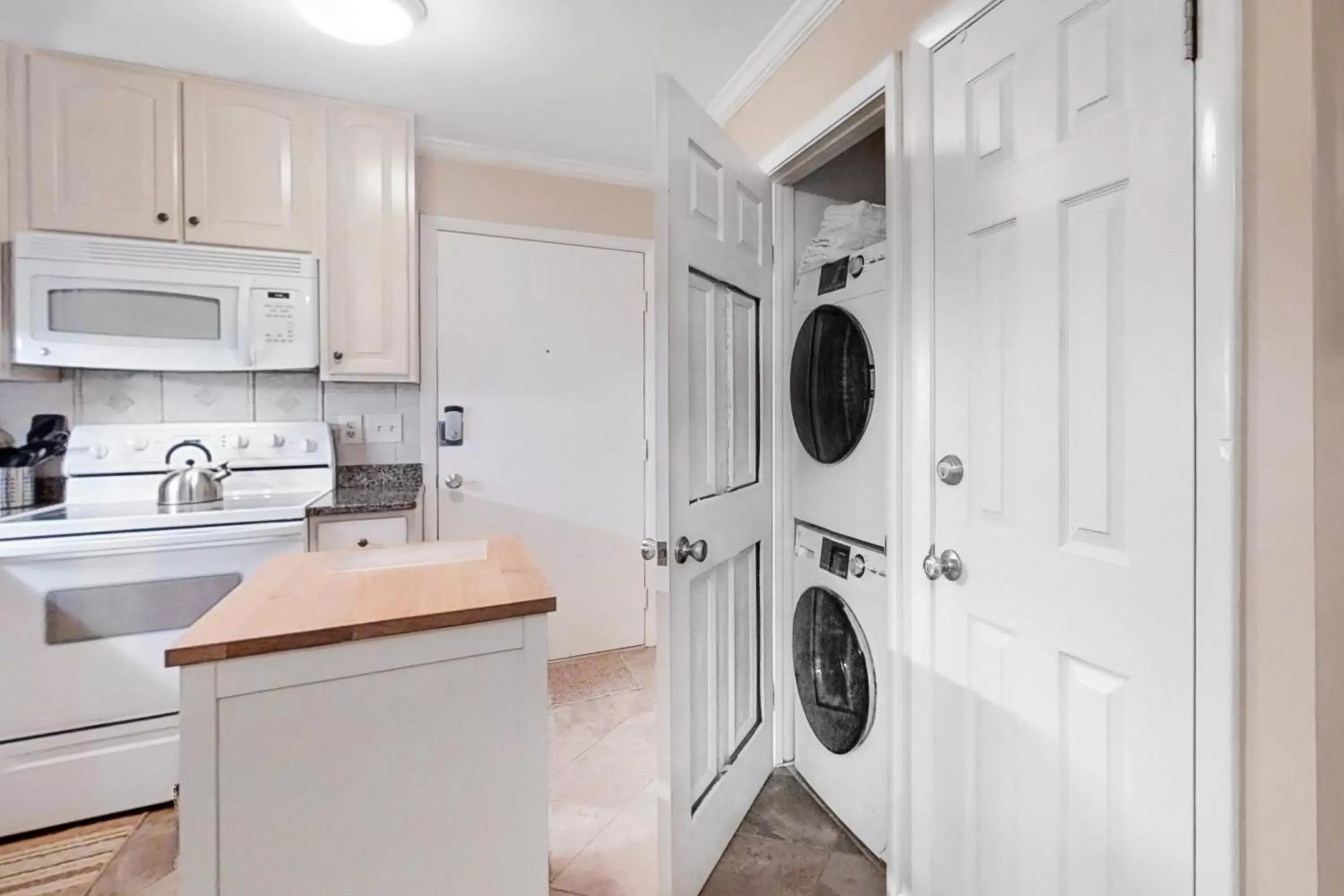 Kitchen/Kitchenette in Fiddlers Cove 22J