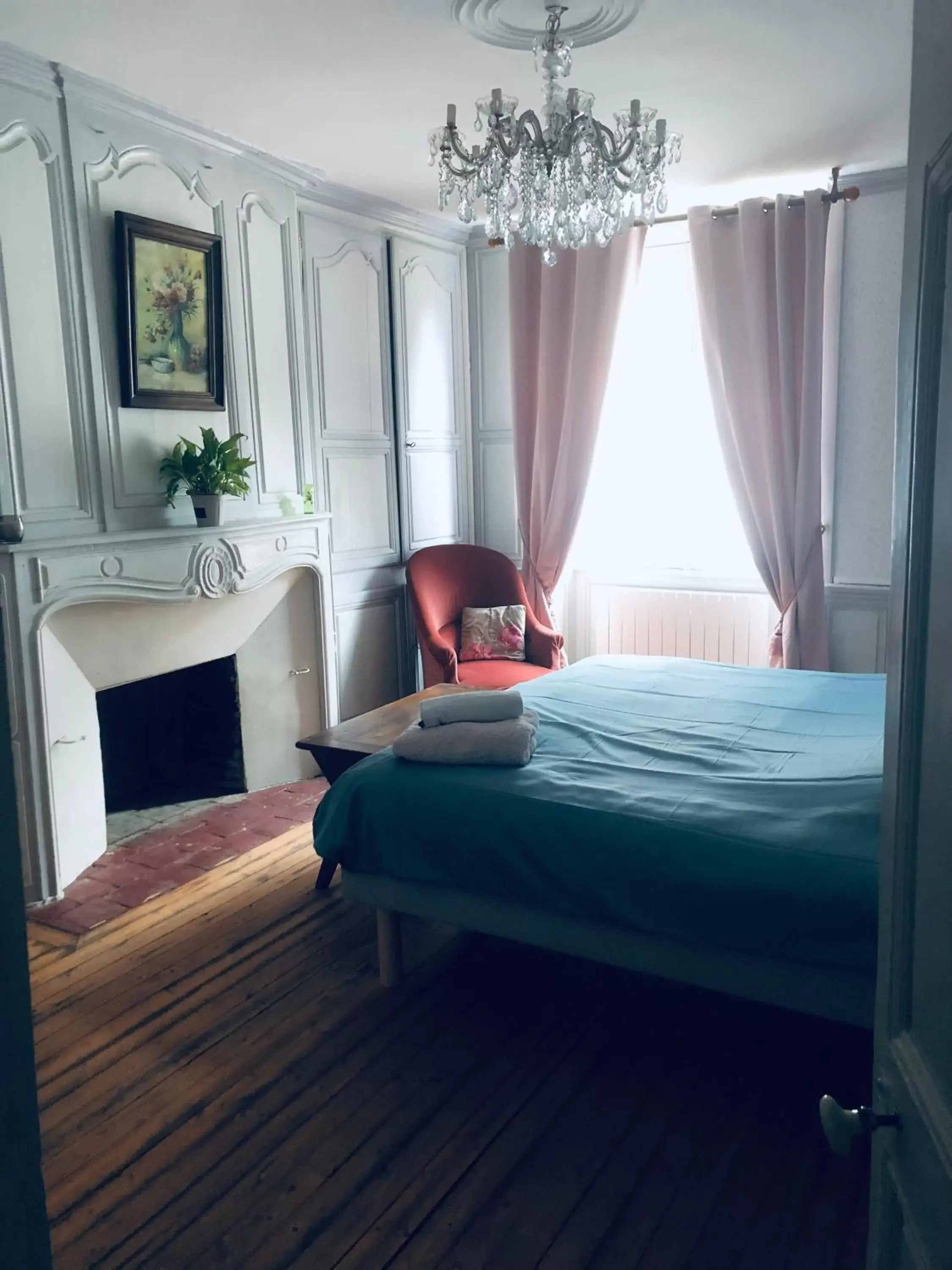 Photo of the whole room, Bed in les chambres fleuries
