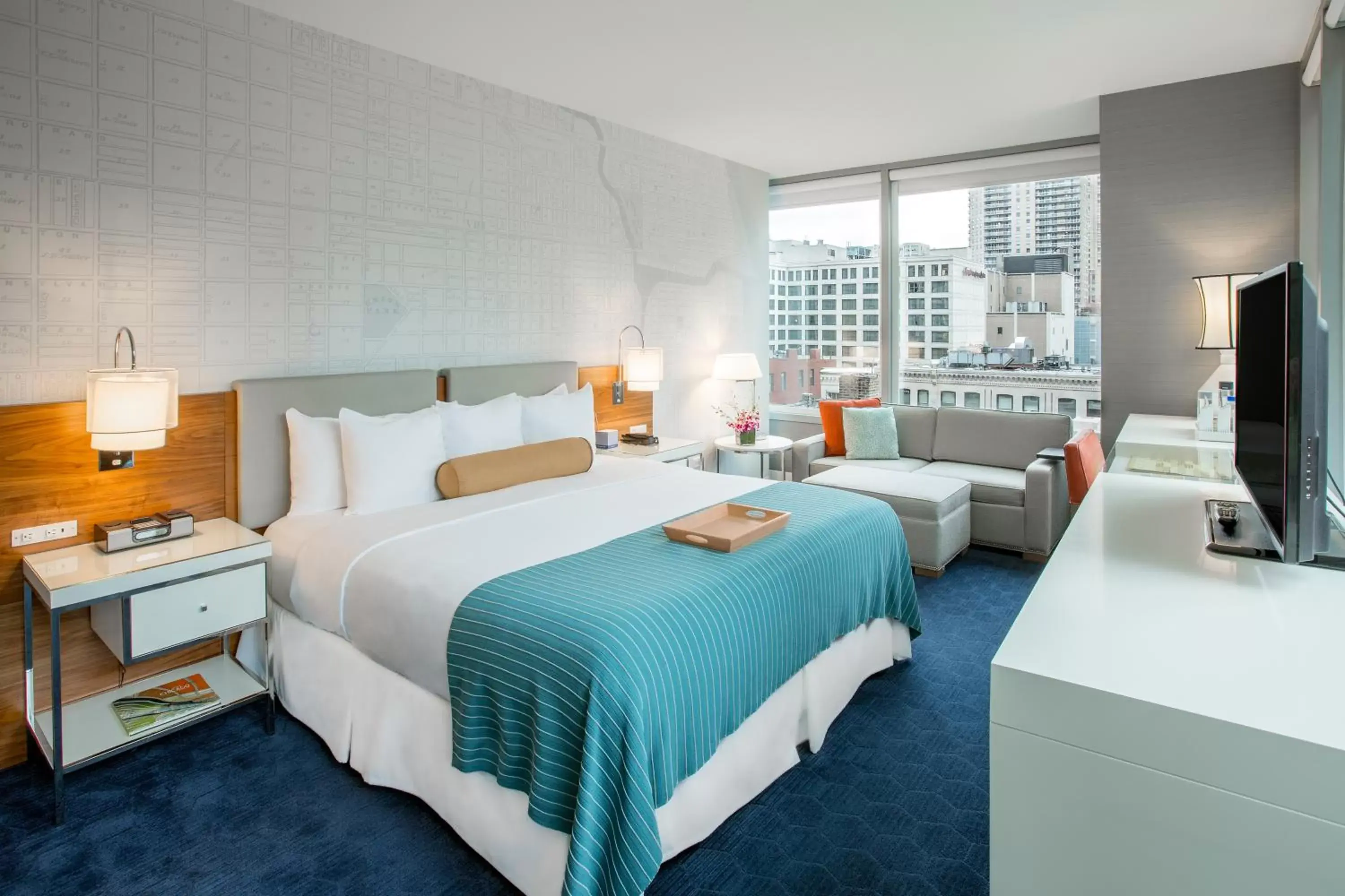 Photo of the whole room, Bed in Kinzie Hotel