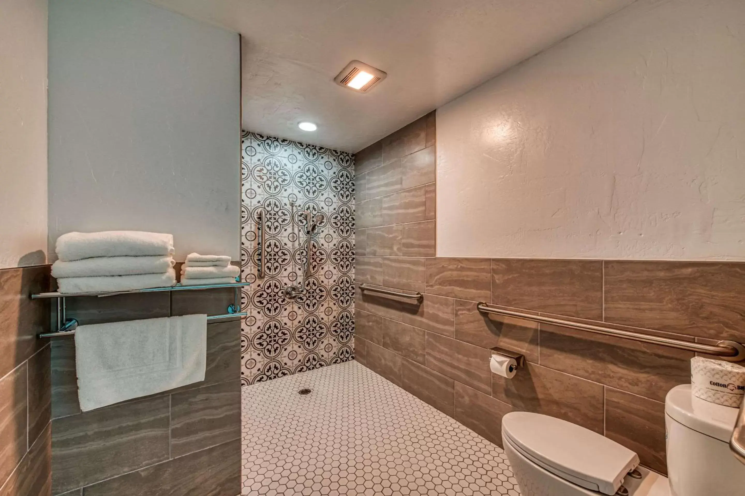 Bathroom in Casa Via Mar Inn, Ascend Hotel Collection