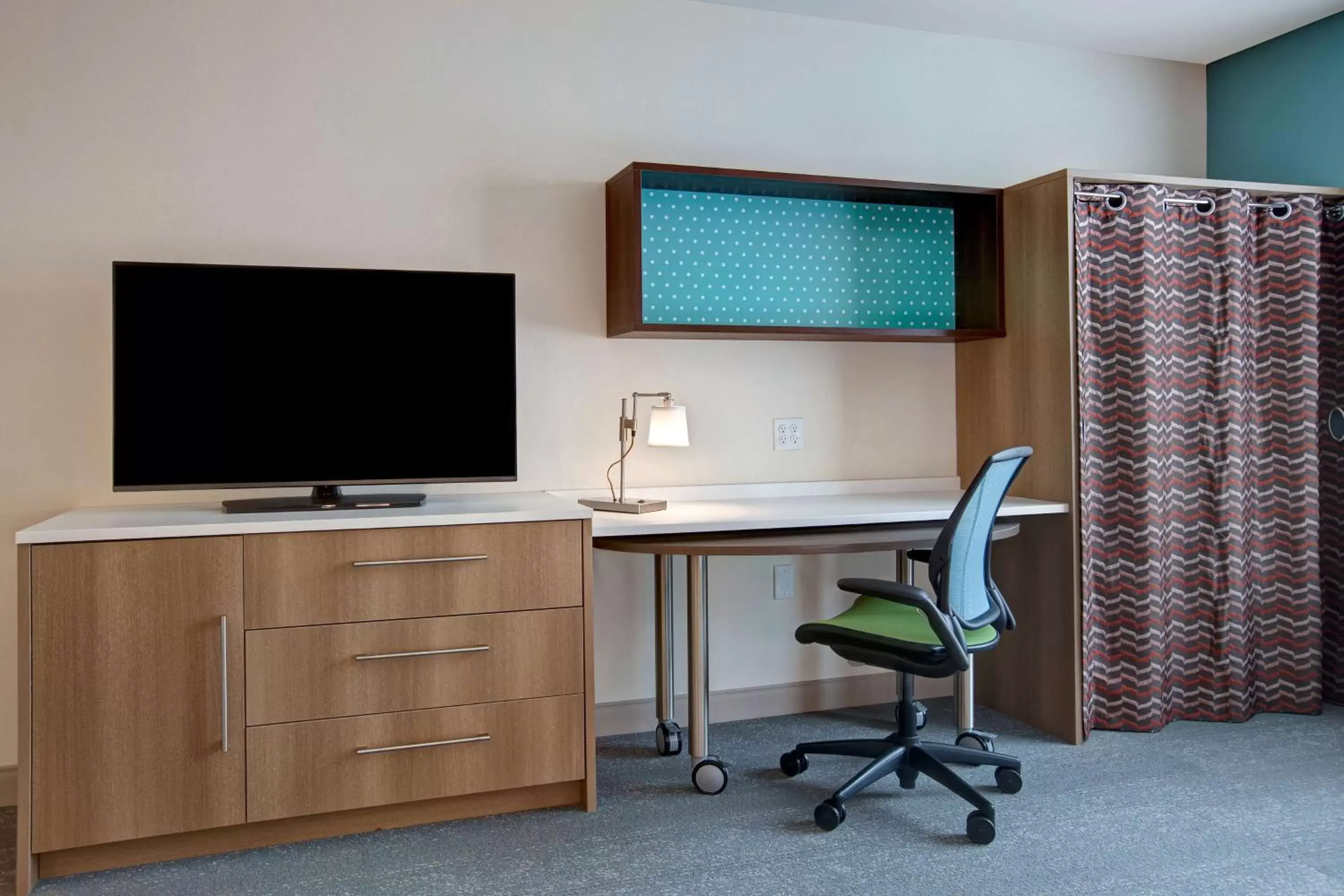 Bedroom, TV/Entertainment Center in Home2 Suites By Hilton Carmel Indianapolis