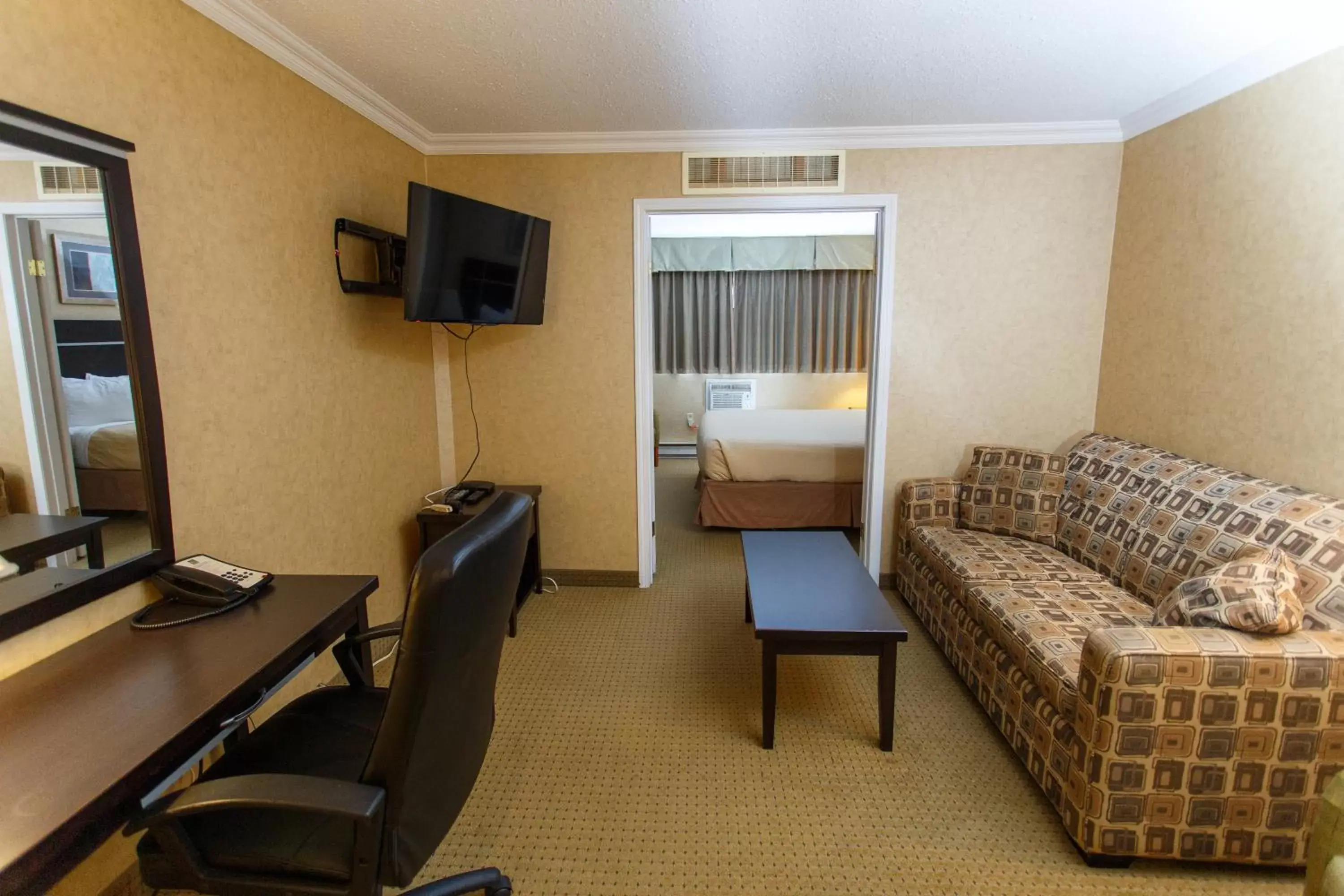 Living room, TV/Entertainment Center in The George Dawson Inn & Conference Centre