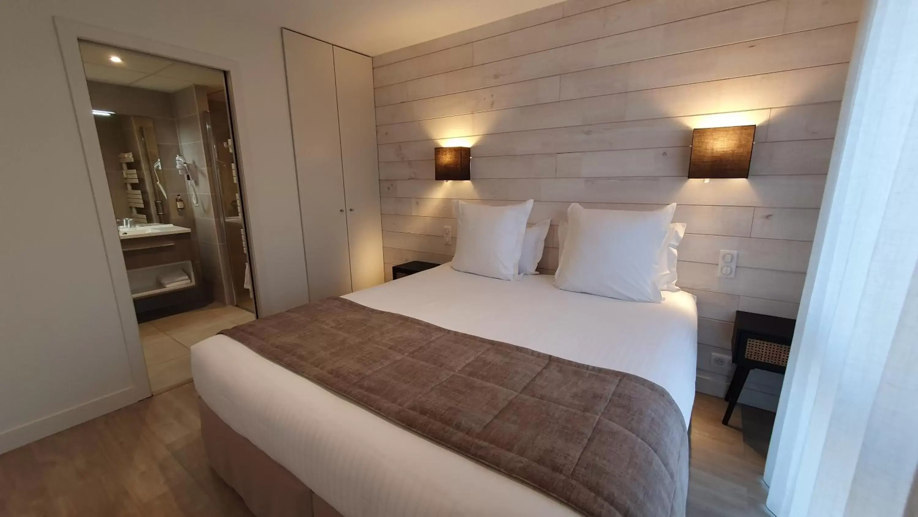 Property building, Bed in Logis Hotel La Closerie