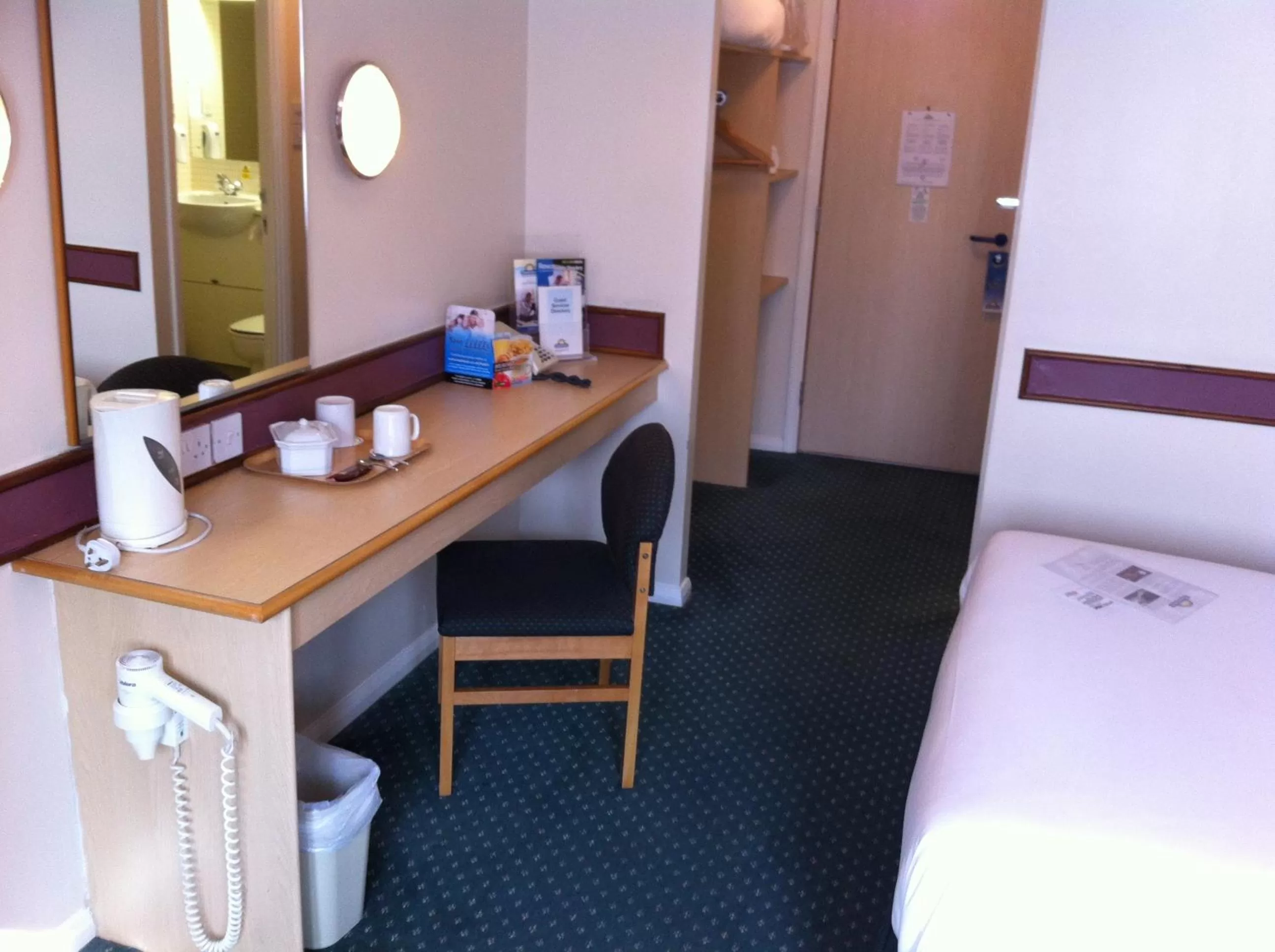 Coffee/tea facilities, Bed in Days Inn Hotel Bradford - Leeds