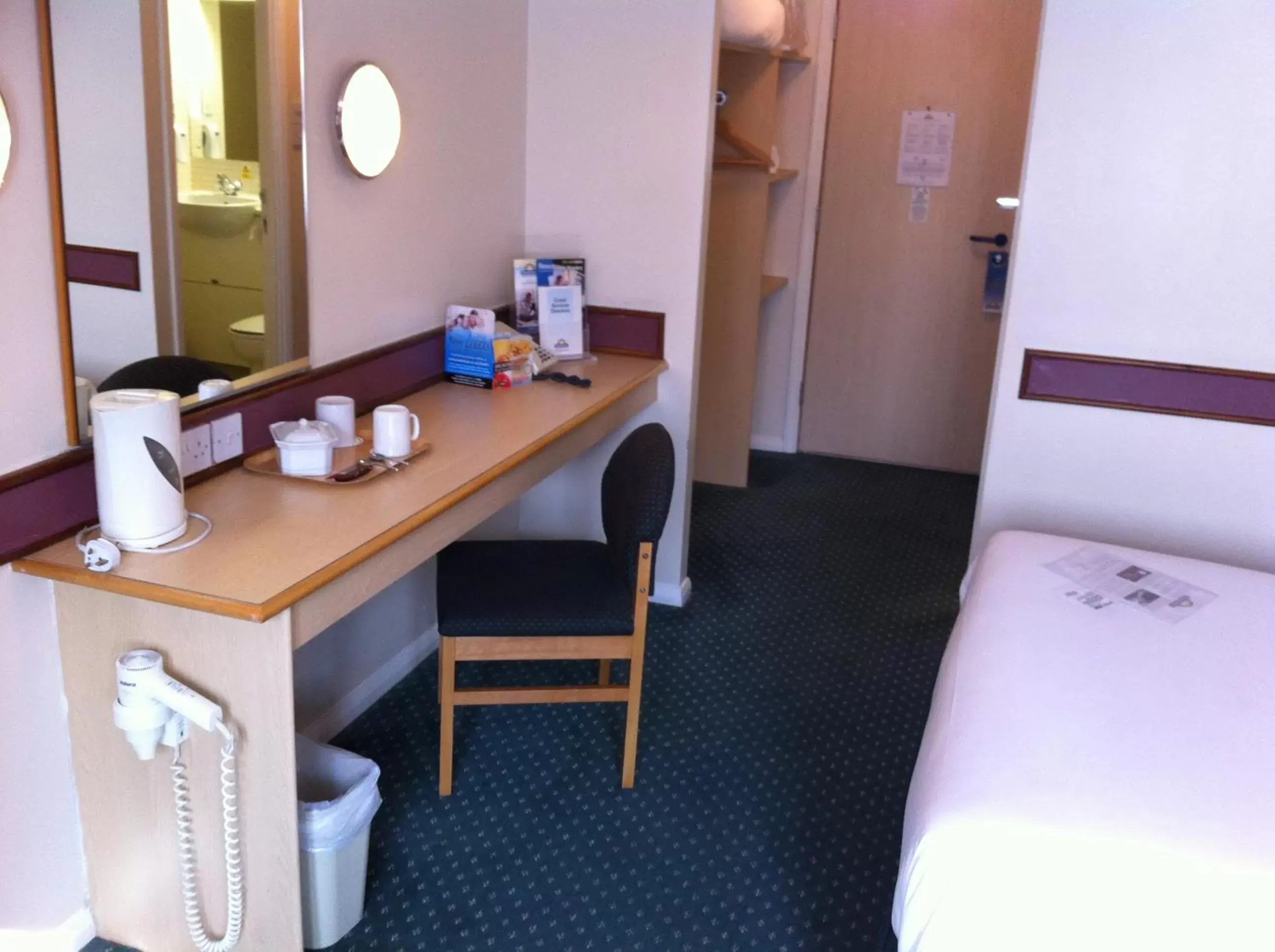 Coffee/tea facilities in Days Inn Hotel Bradford - Leeds