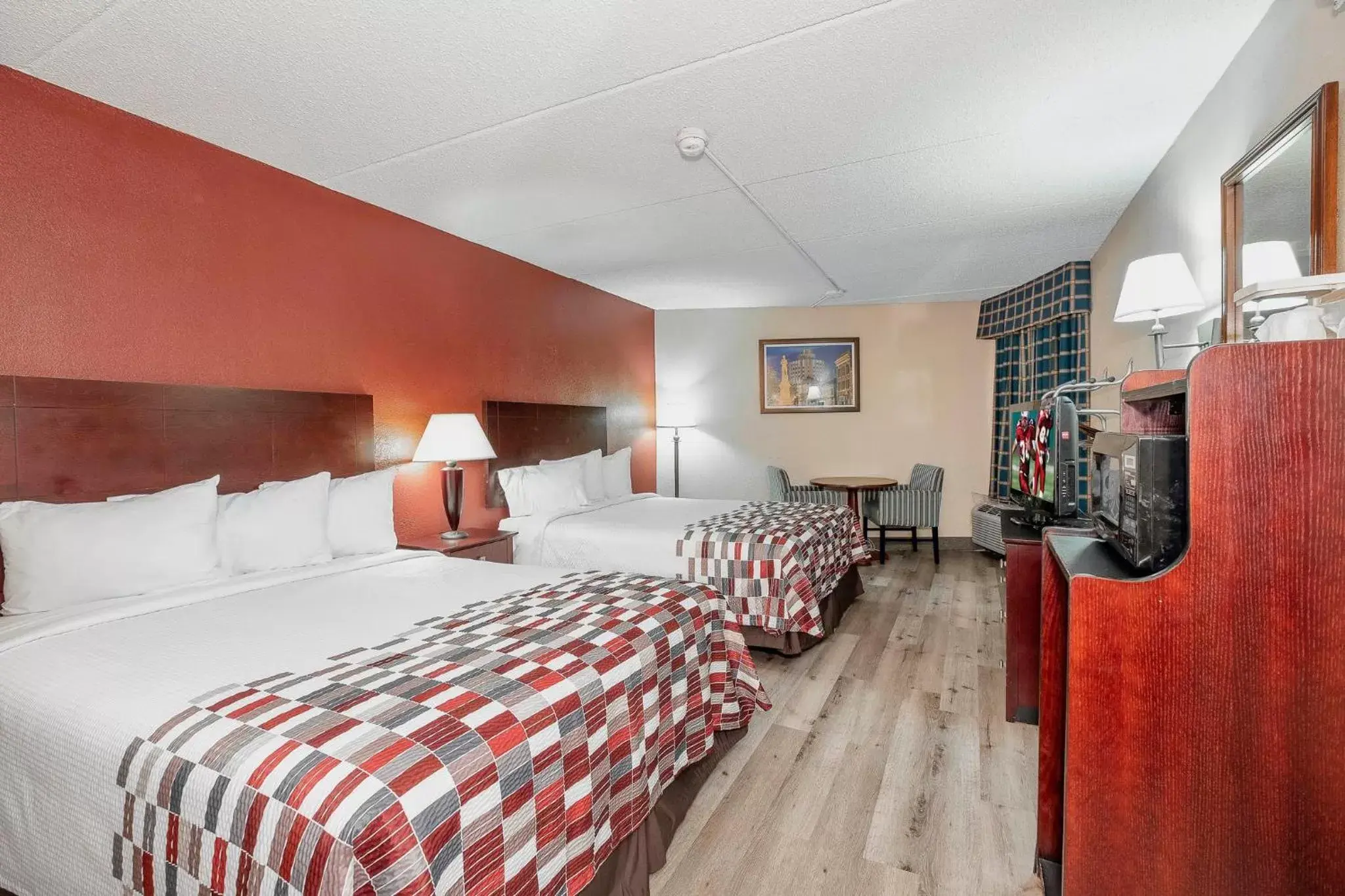 Photo of the whole room, Bed in Red Roof Inn & Suites Macon