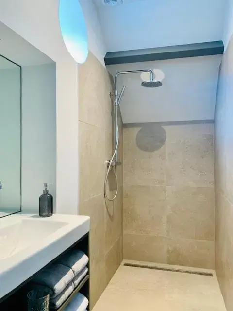 Shower, Bathroom in Bed & Breakfast Karakter