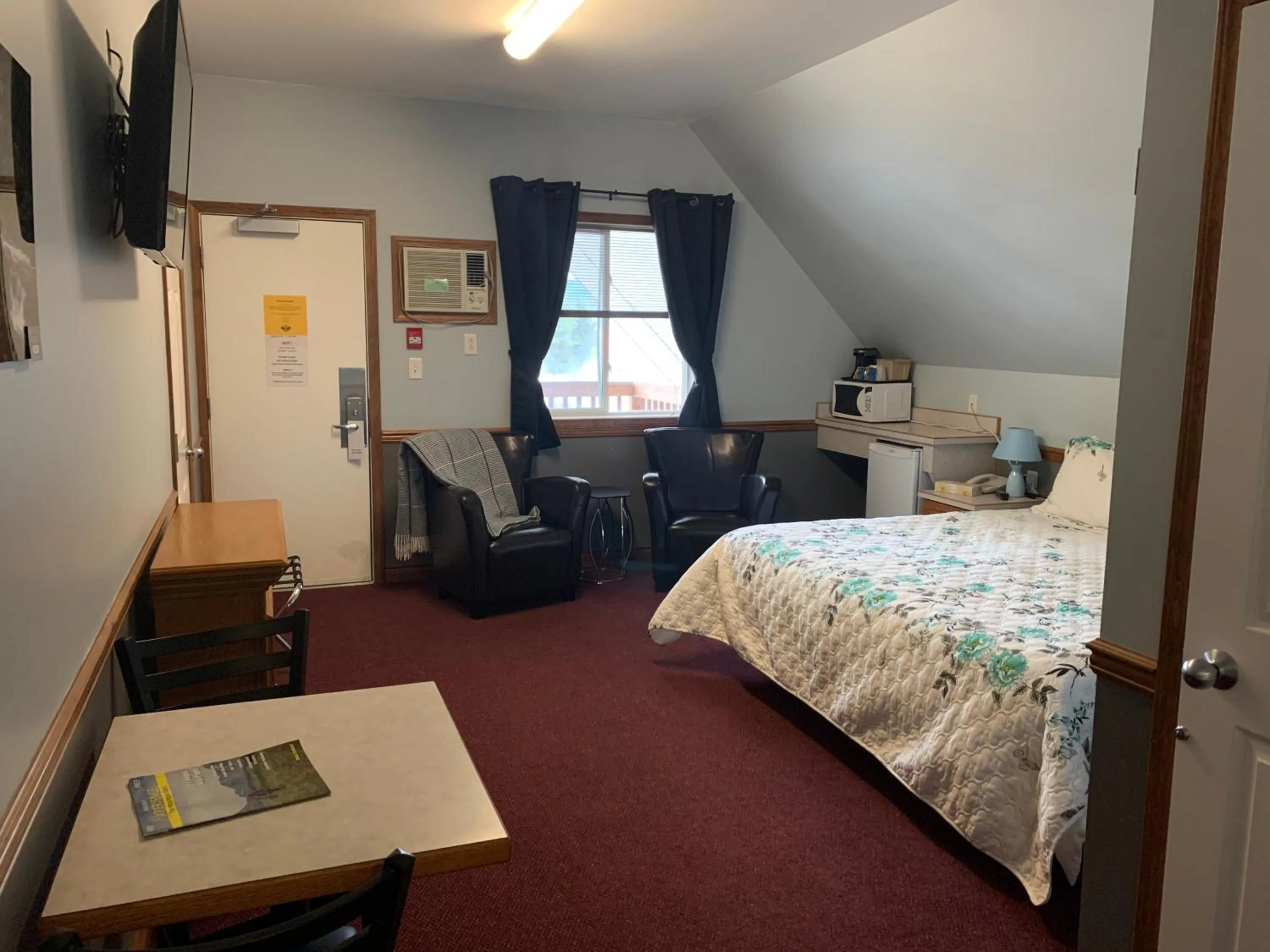 Photo of the whole room in Peaks Lodge