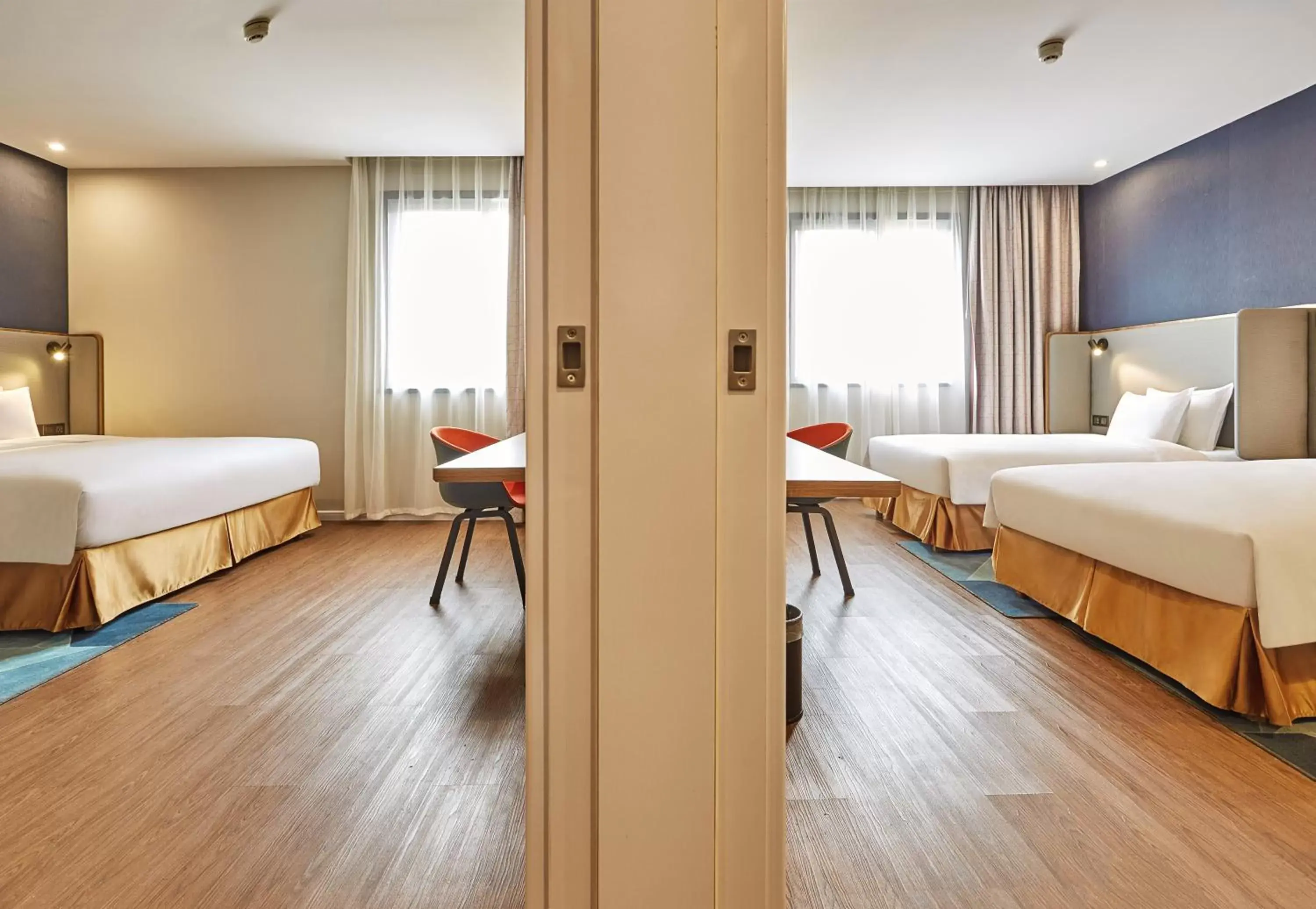 Photo of the whole room, Bed in Holiday Inn Express Nanjing Xuanwu Lake, an IHG Hotel