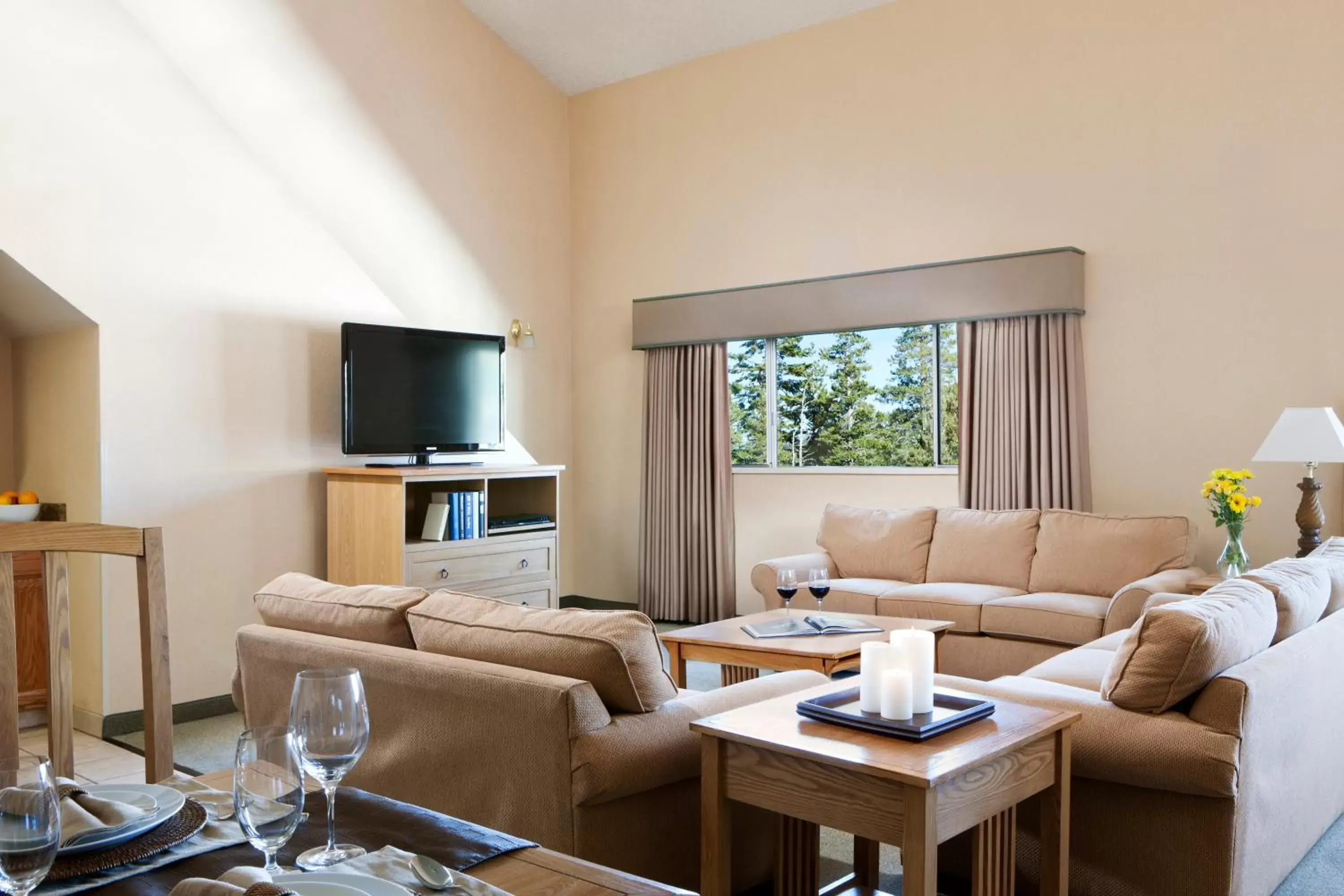 TV and multimedia, Seating Area in Mammoth Mountain Inn