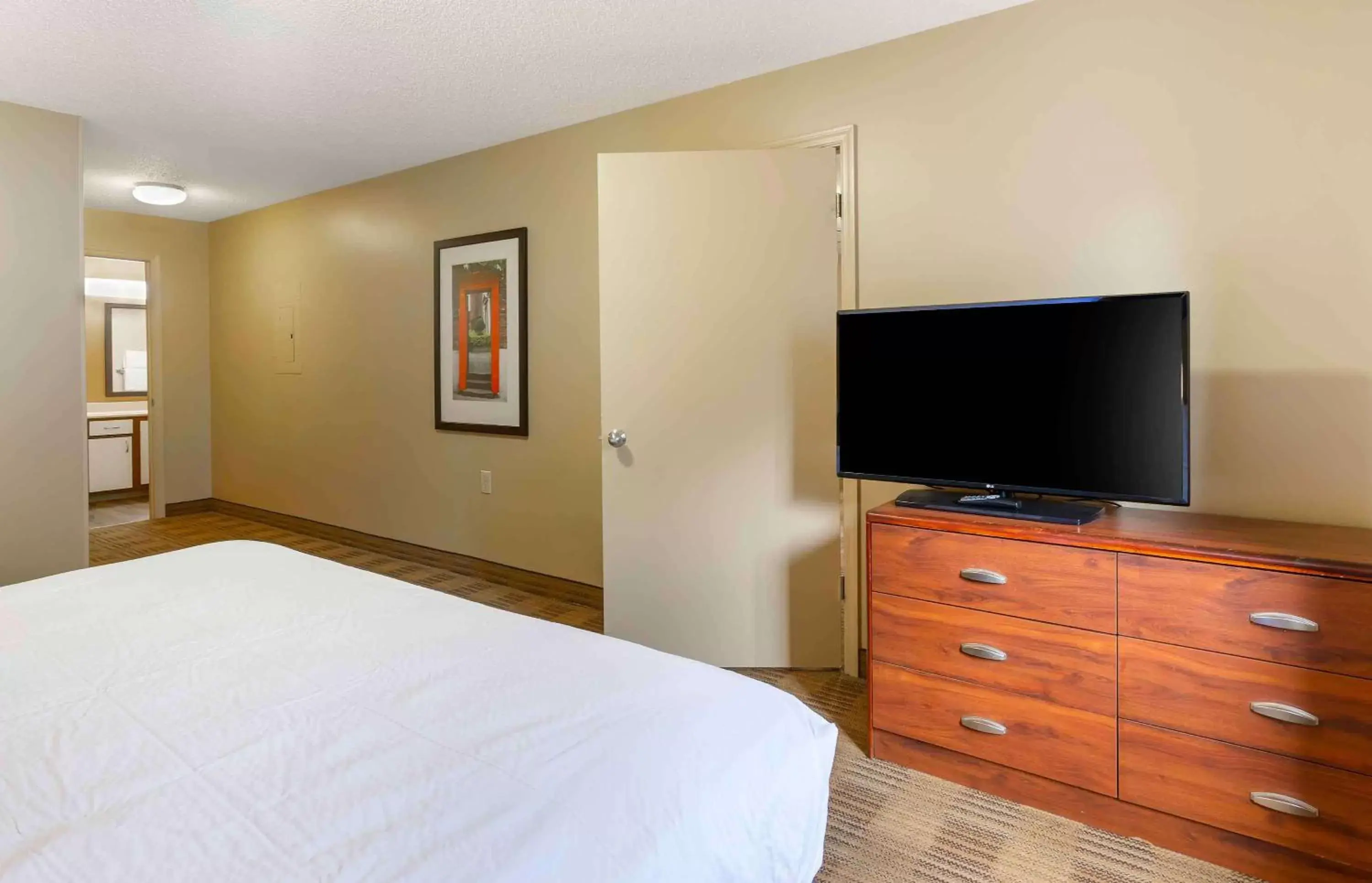 Bedroom, TV/Entertainment Center in Extended Stay America Suites - Raleigh - North Raleigh - Wake Towne Dr