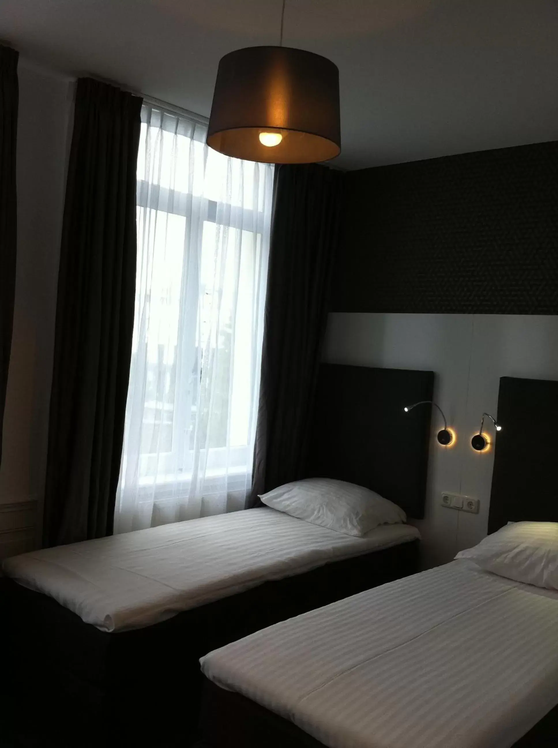 Photo of the whole room, Bed in Hotel Vossius Vondelpark