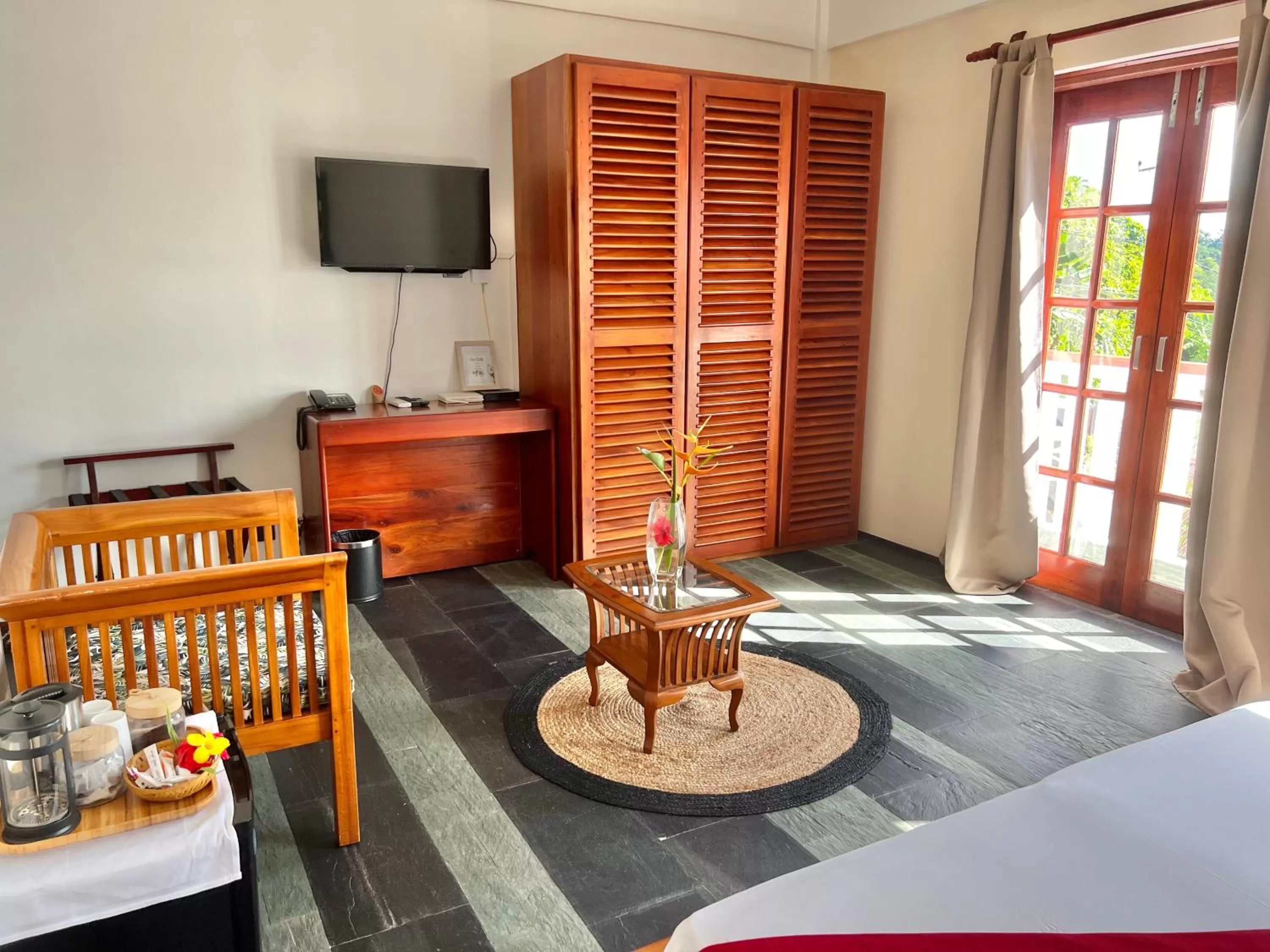 TV and multimedia, Bed in Hilltop Boutique Hotel