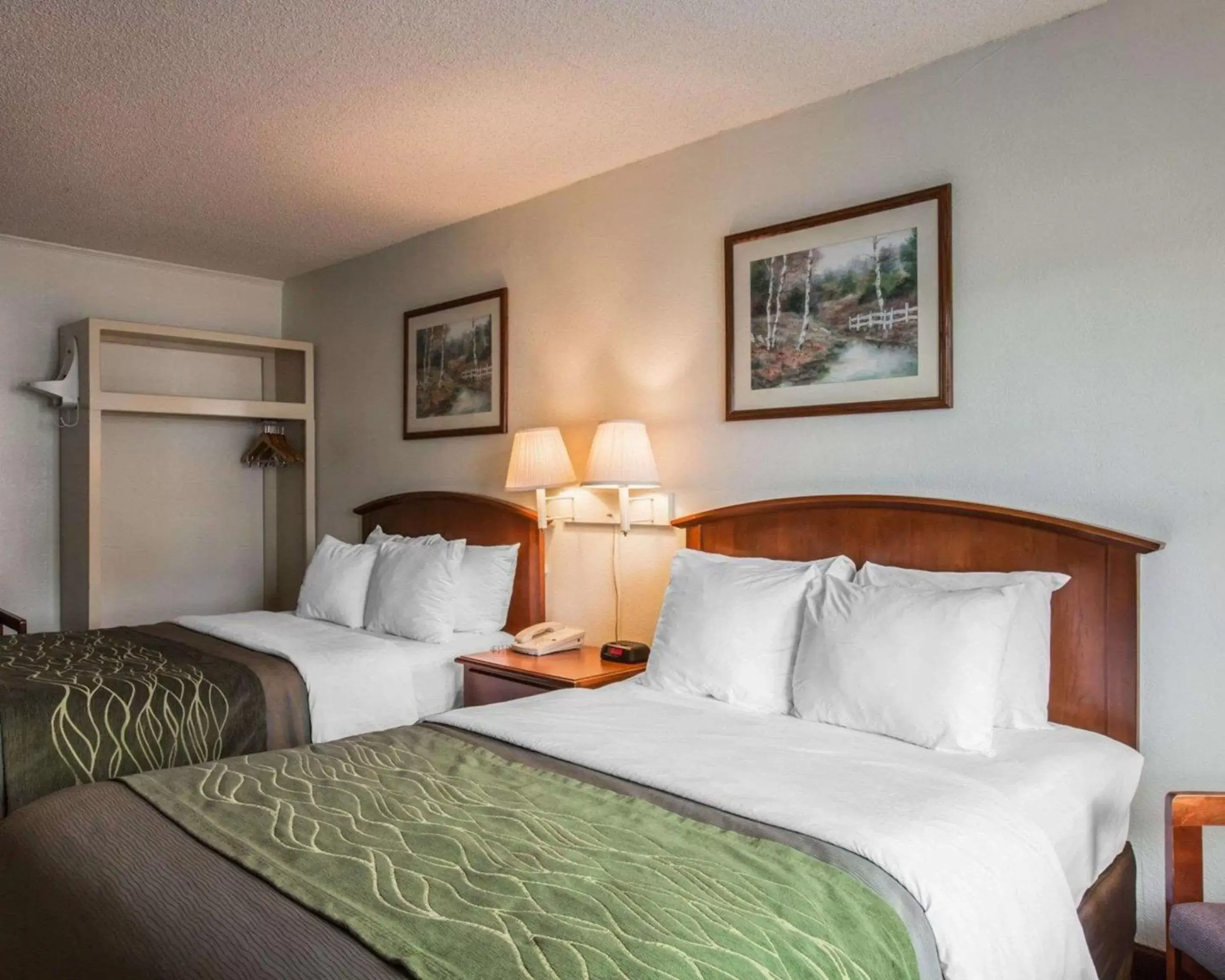 Photo of the whole room, Bed in Rodeway Inn and Suites on the River