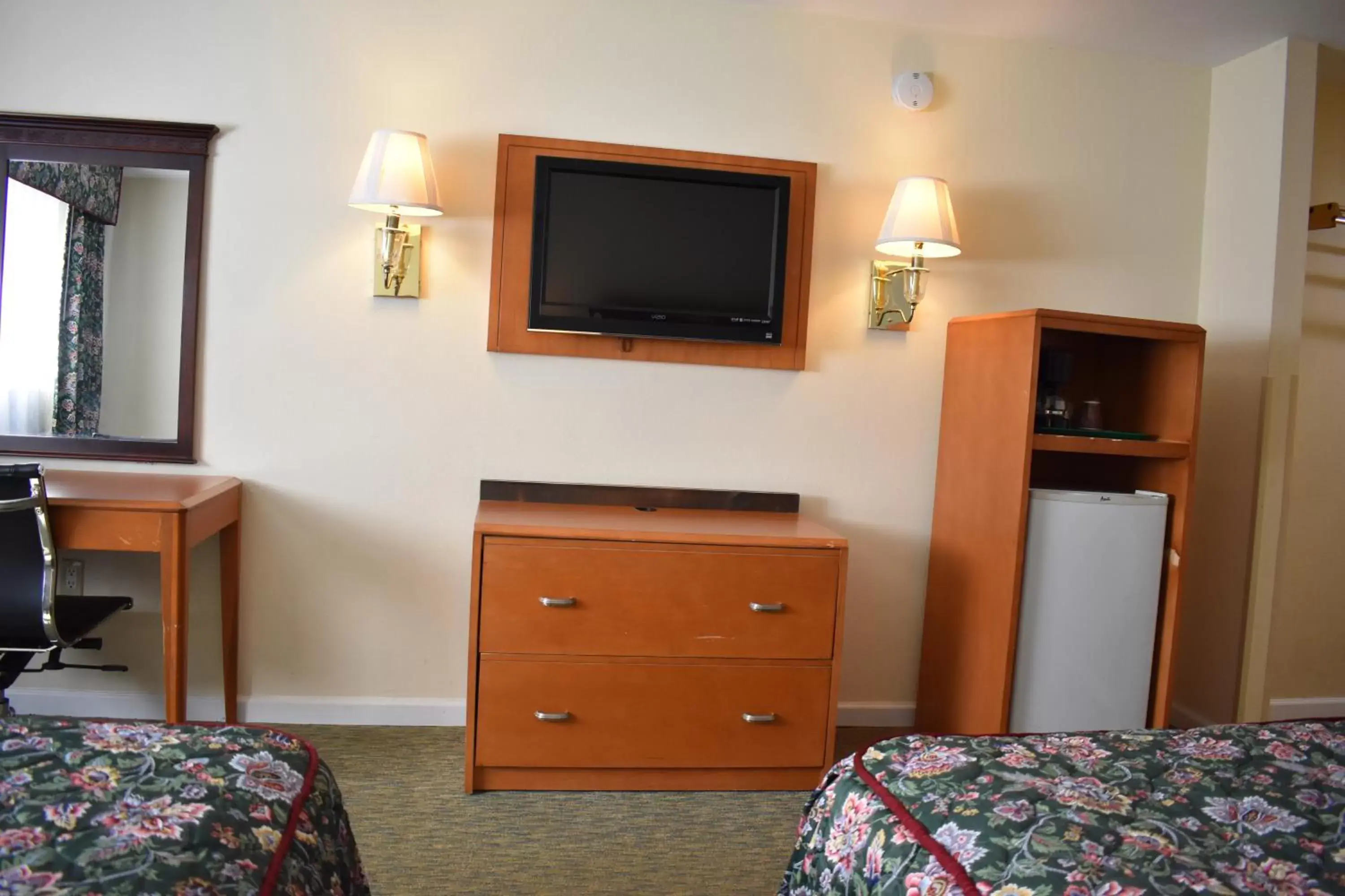 Bedroom, TV/Entertainment Center in East Norwich Inn