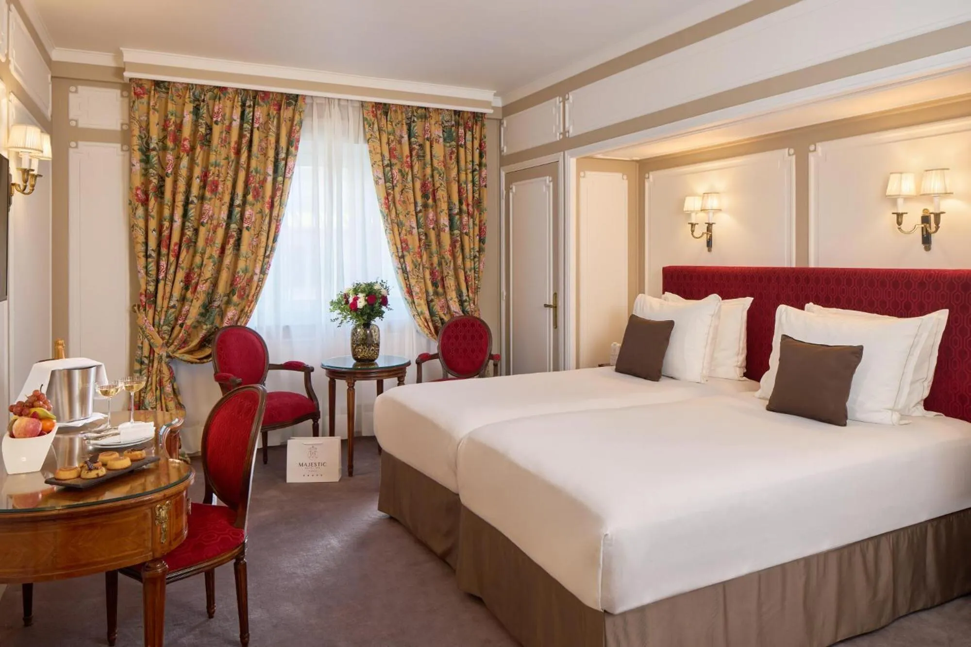 Bedroom, Bed in Majestic Hotel Spa - Champs Elysées