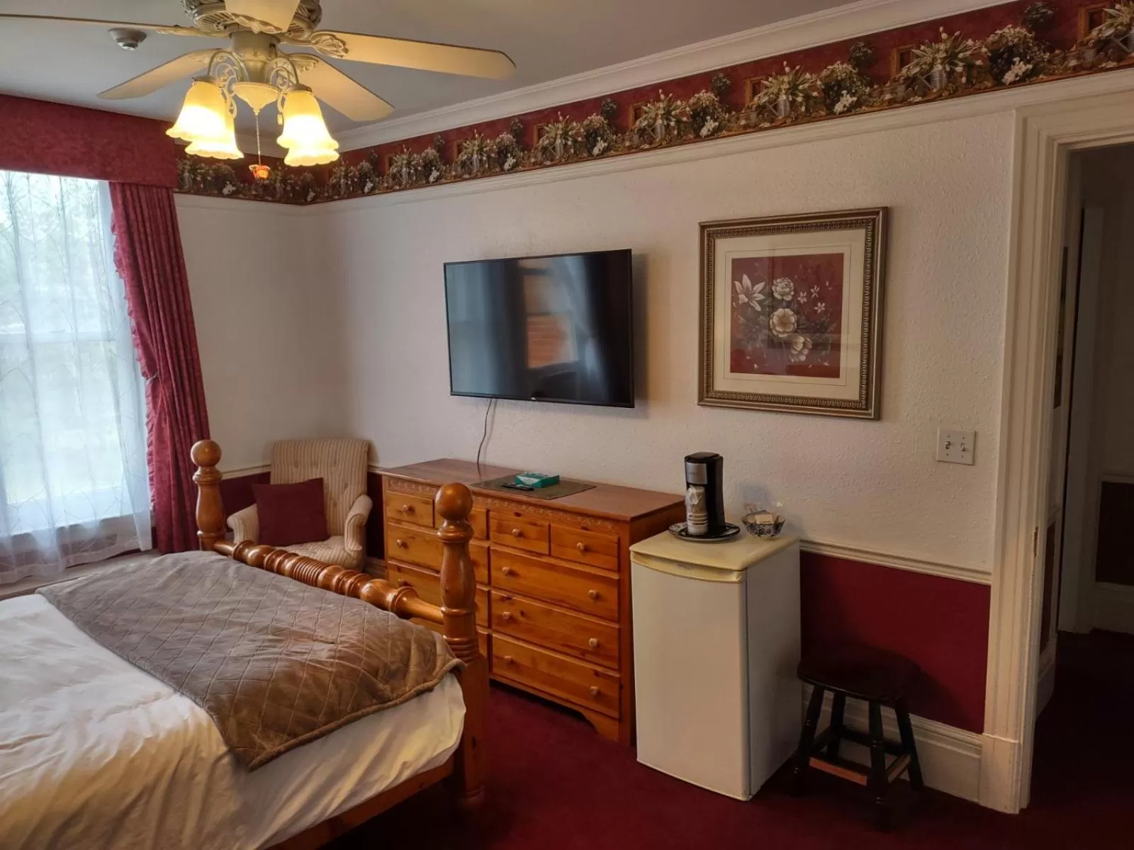 TV and multimedia, TV/Entertainment Center in The King George Inn