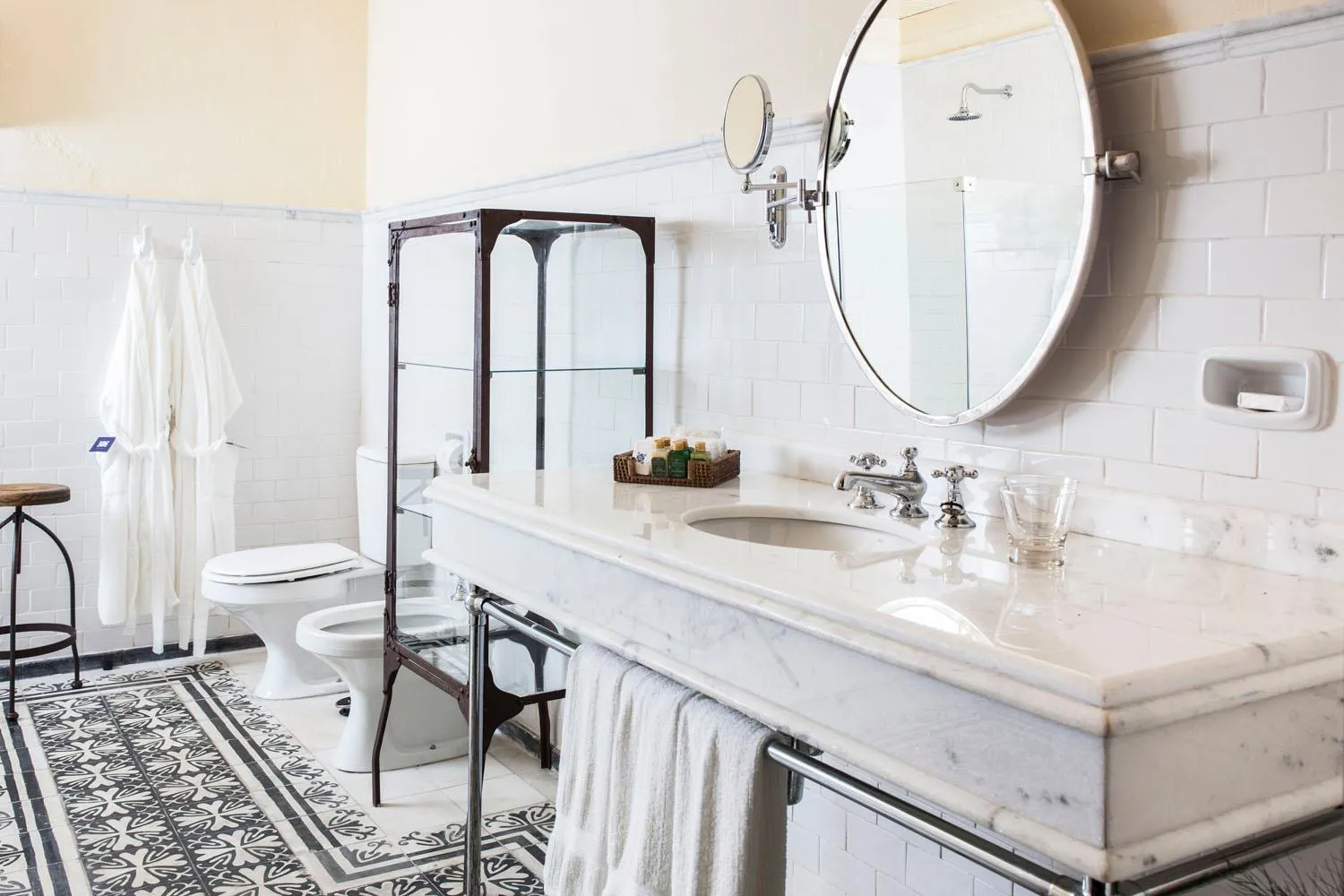 Toilet in Factoria Hotel