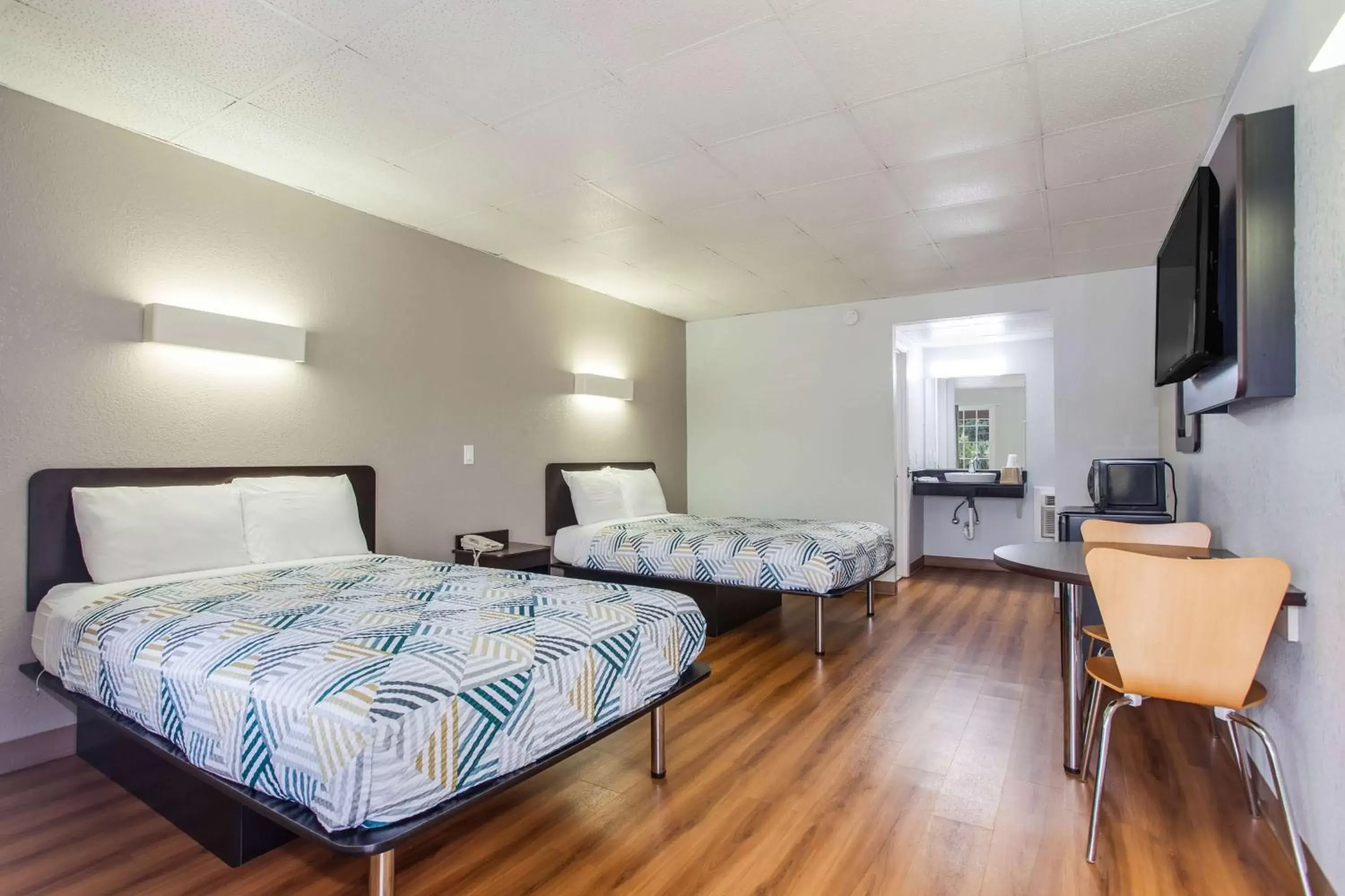Photo of the whole room, Bed in Motel 6-Walterboro, SC