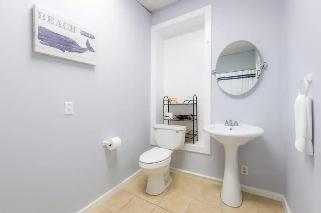 Bathroom in Darien Dockside Inn