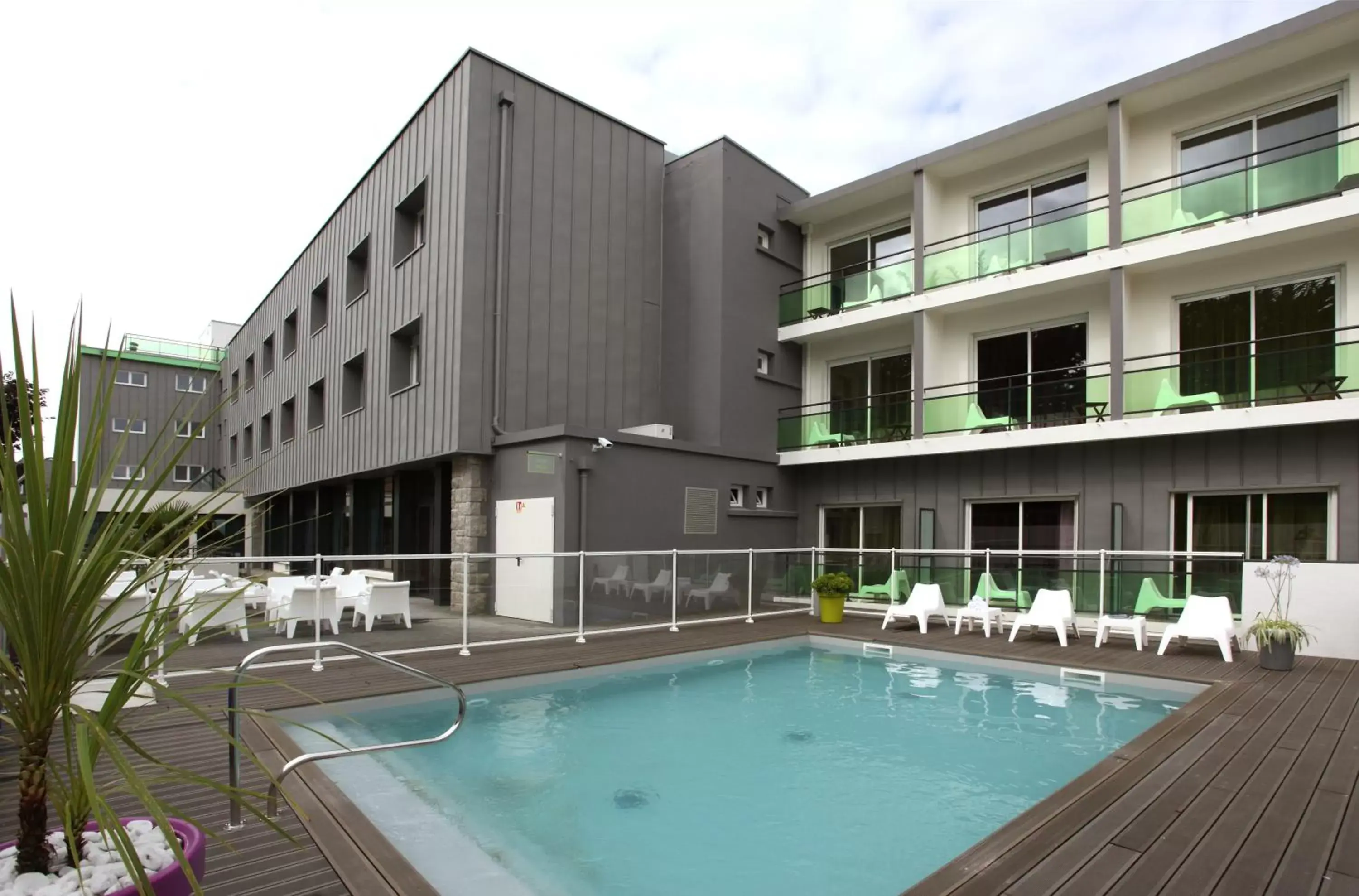 Swimming pool, Property Building in ibis Styles Quiberon Centre