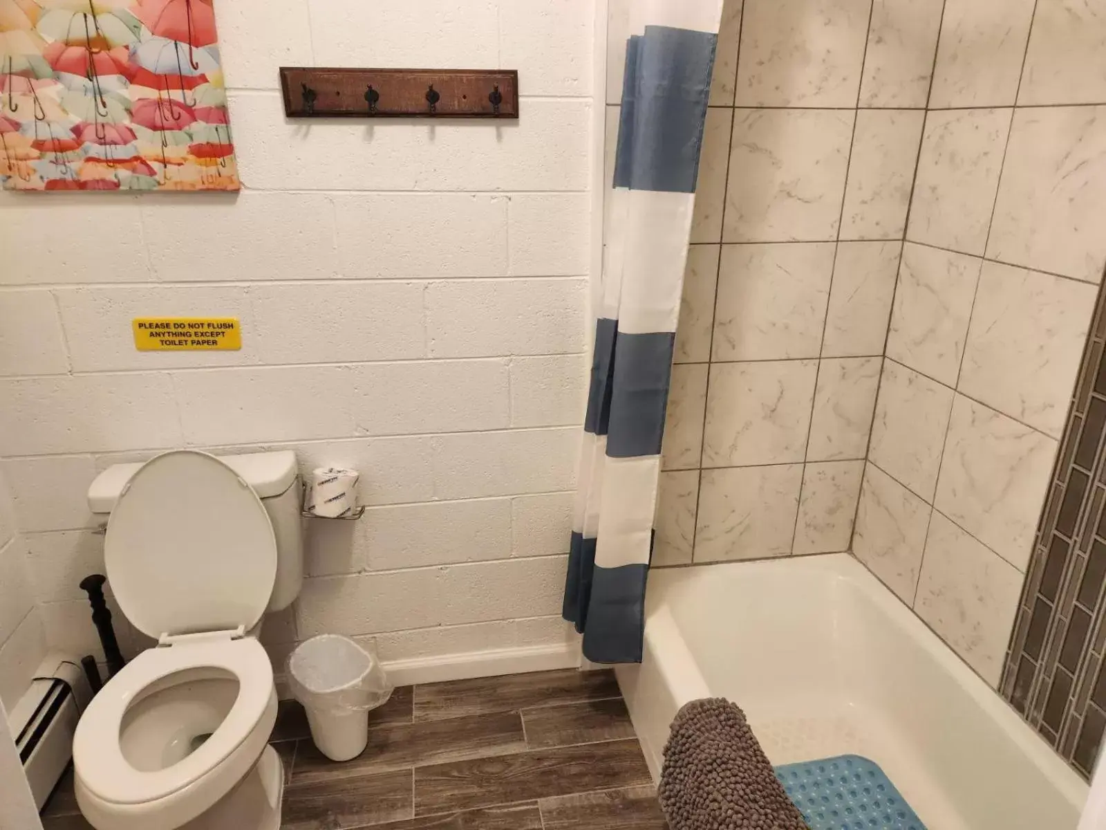 Bathroom in Rolling Hills Motel