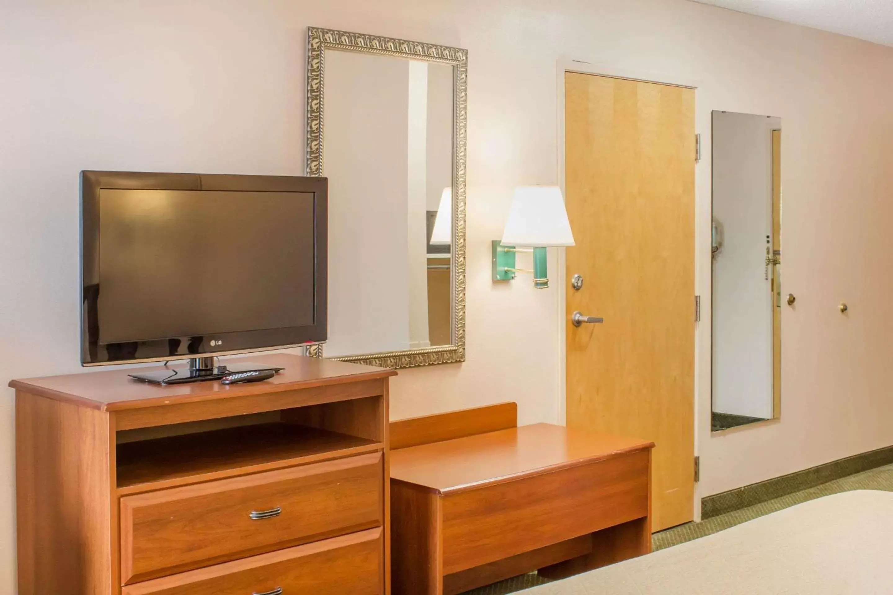 Bedroom, TV/Entertainment Center in Econo Lodge Raleigh near Walnut Creek Amphitheatre