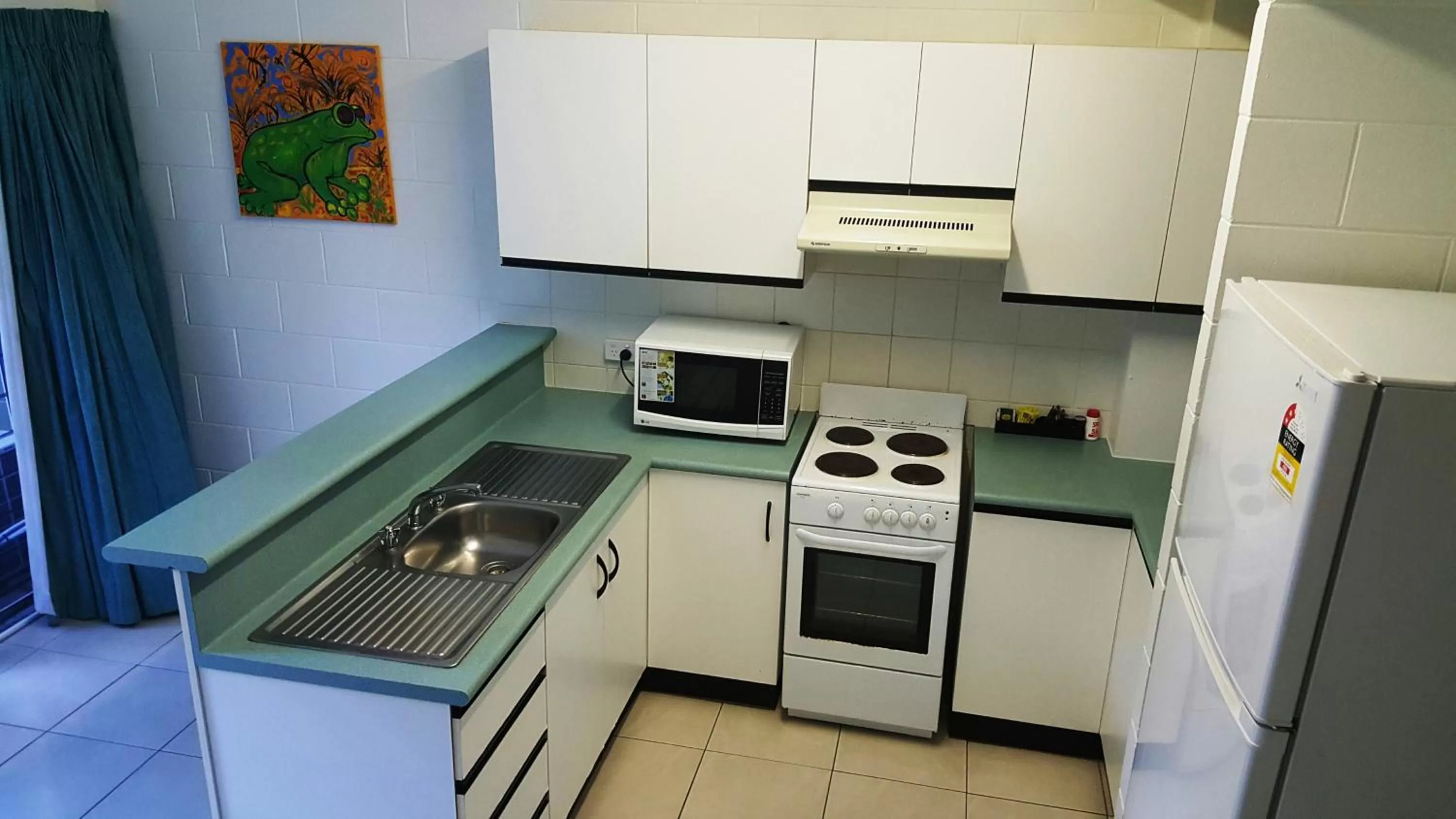 Kitchen or kitchenette in Mango Tree Holiday Apartments