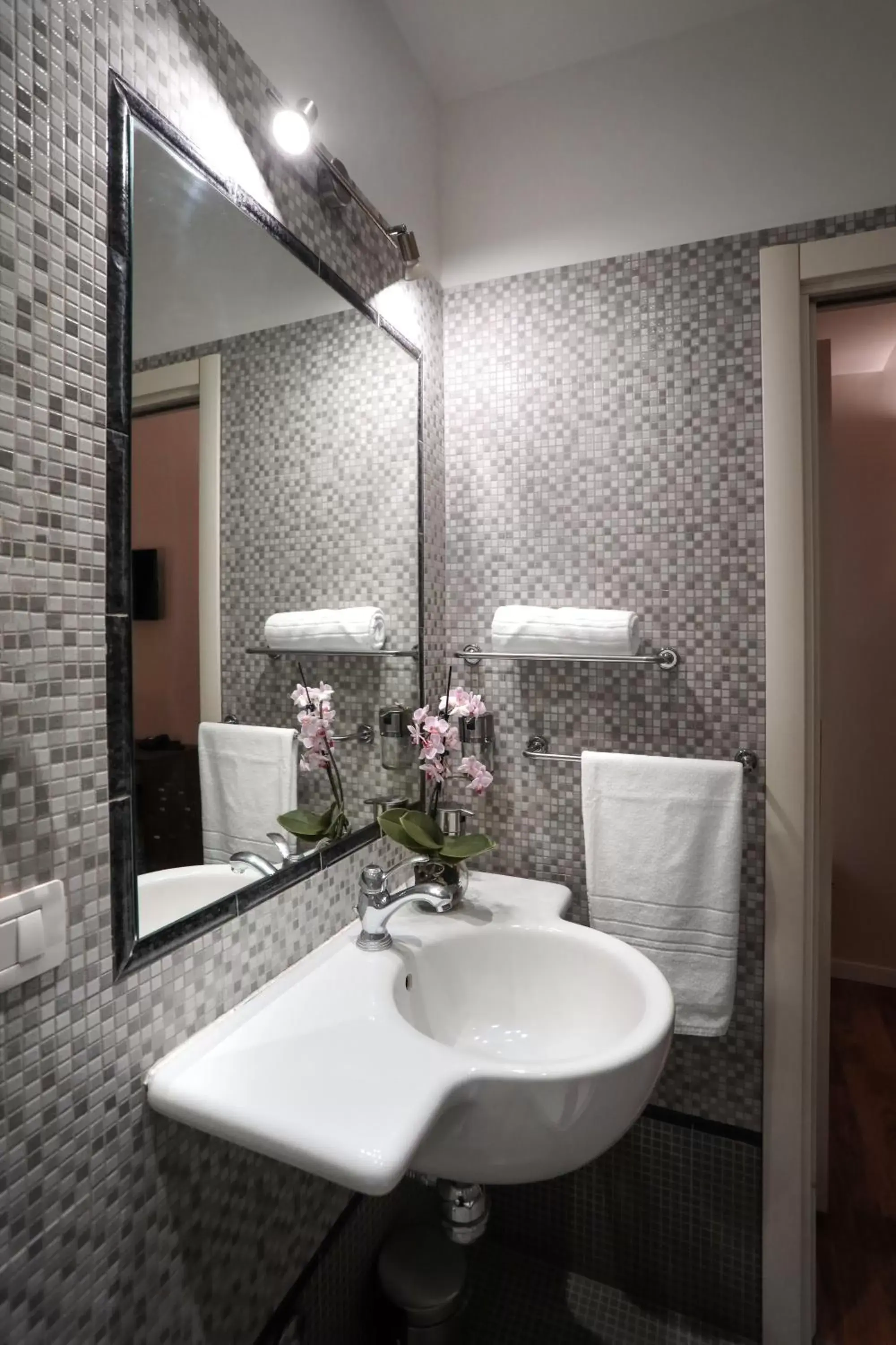 Bathroom in Elegant Rooms Roma - Guest House