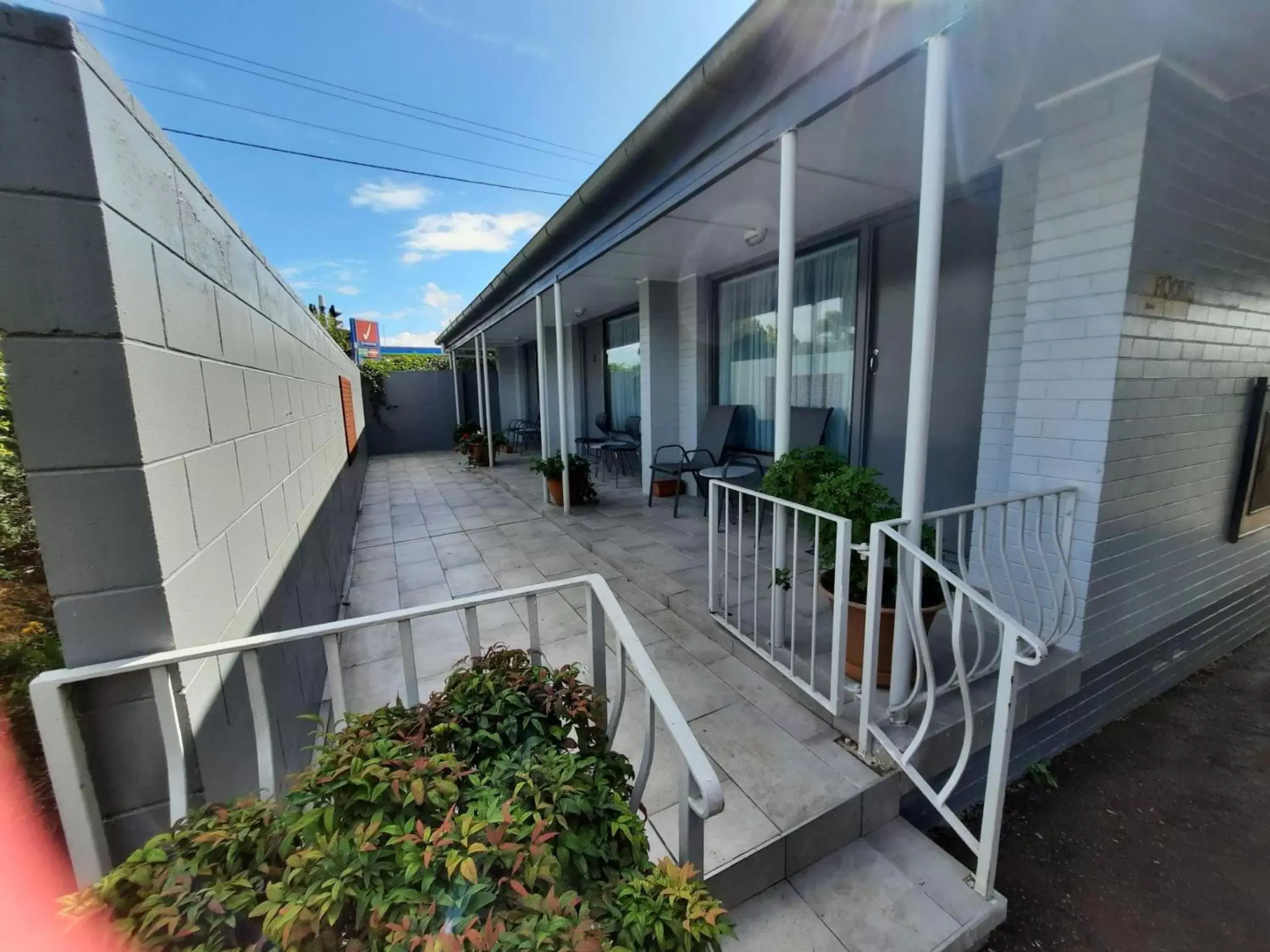 Property building, Balcony/Terrace in Flying Spur Motel