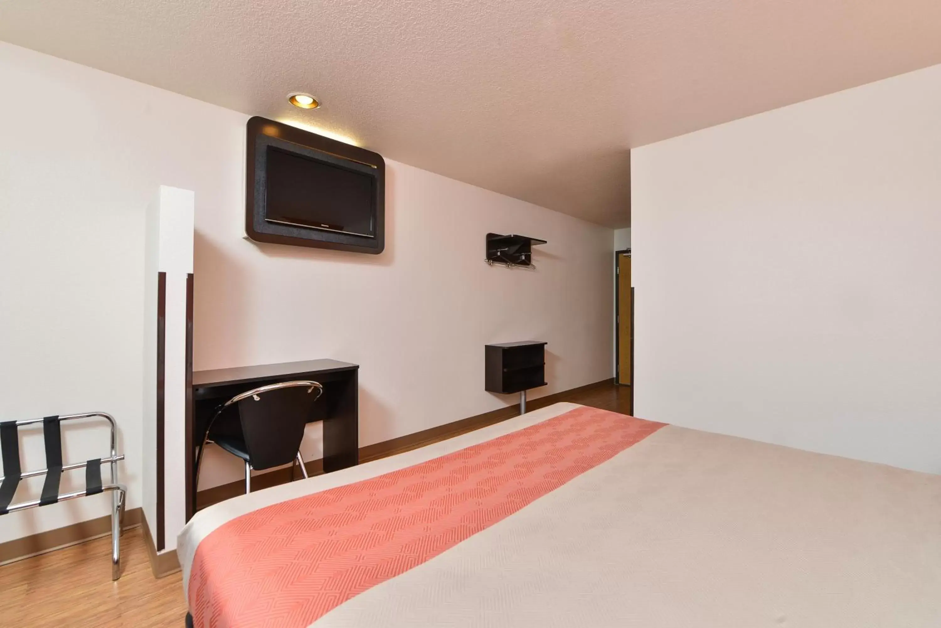 Bed in Motel 6-Meridian, ID - Boise W
