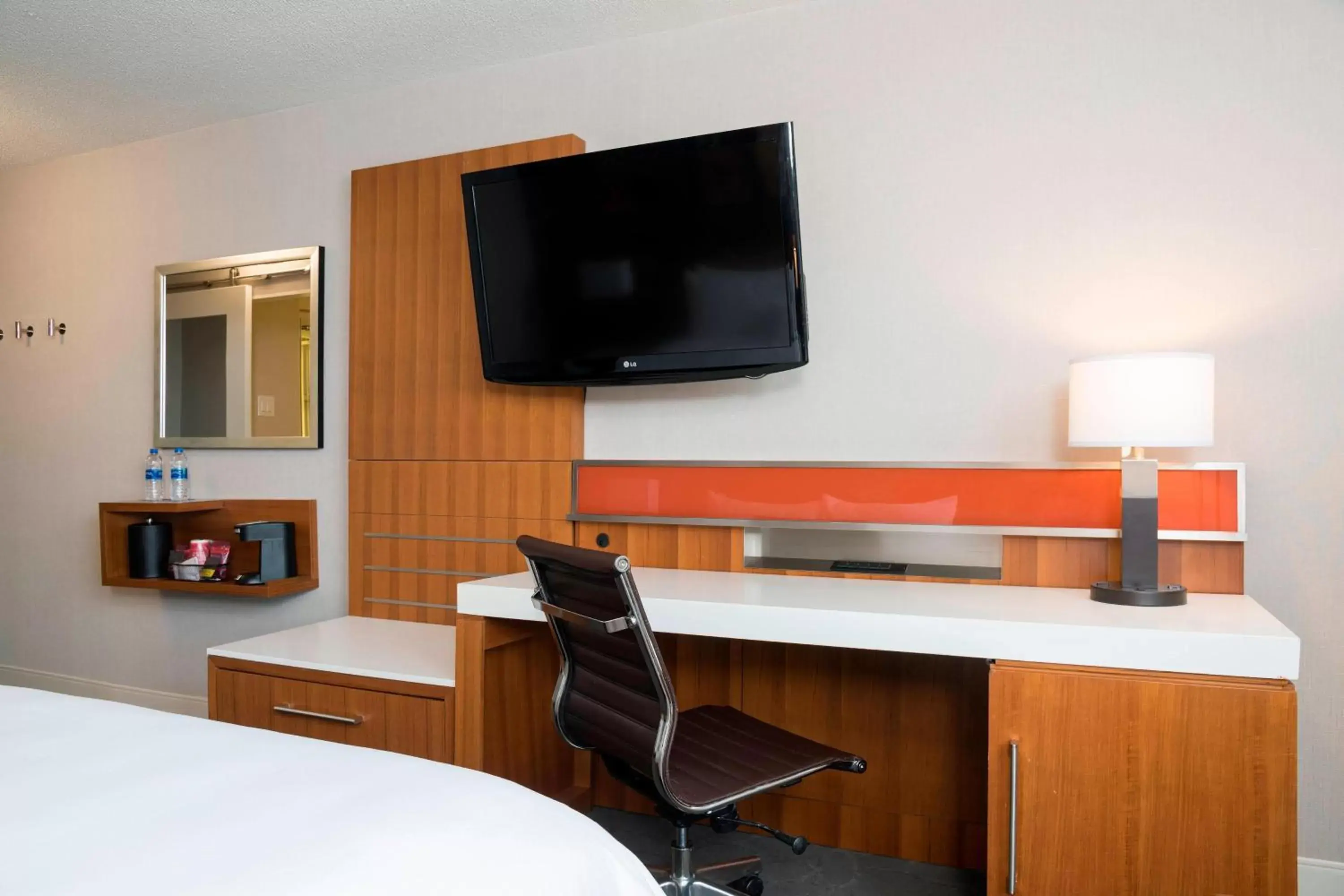 Bedroom, TV/Entertainment Center in Delta Hotels by Marriott Grand Rapids Airport