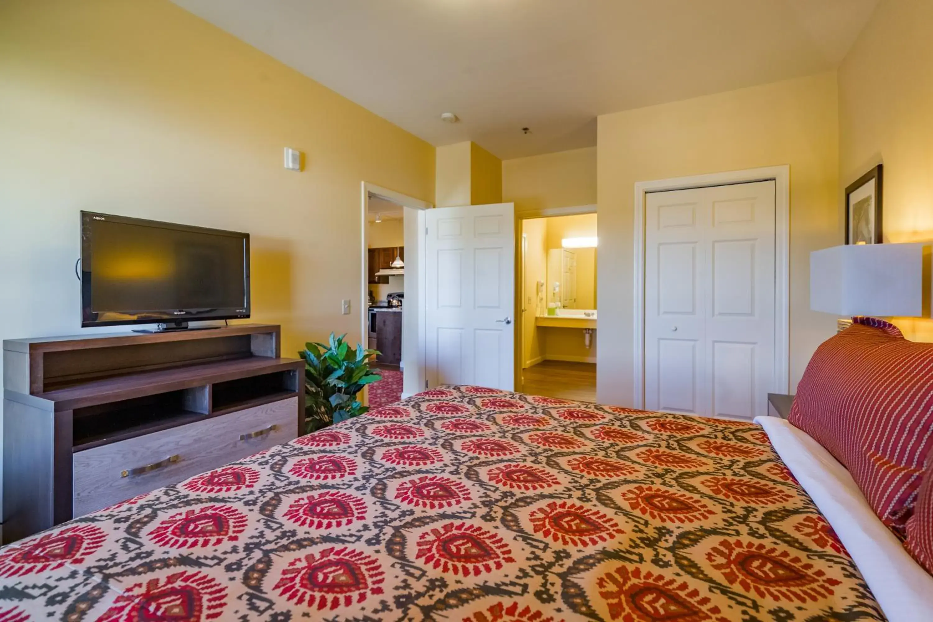 Bed, TV/Entertainment Center in Berkshire Mountain Lodge