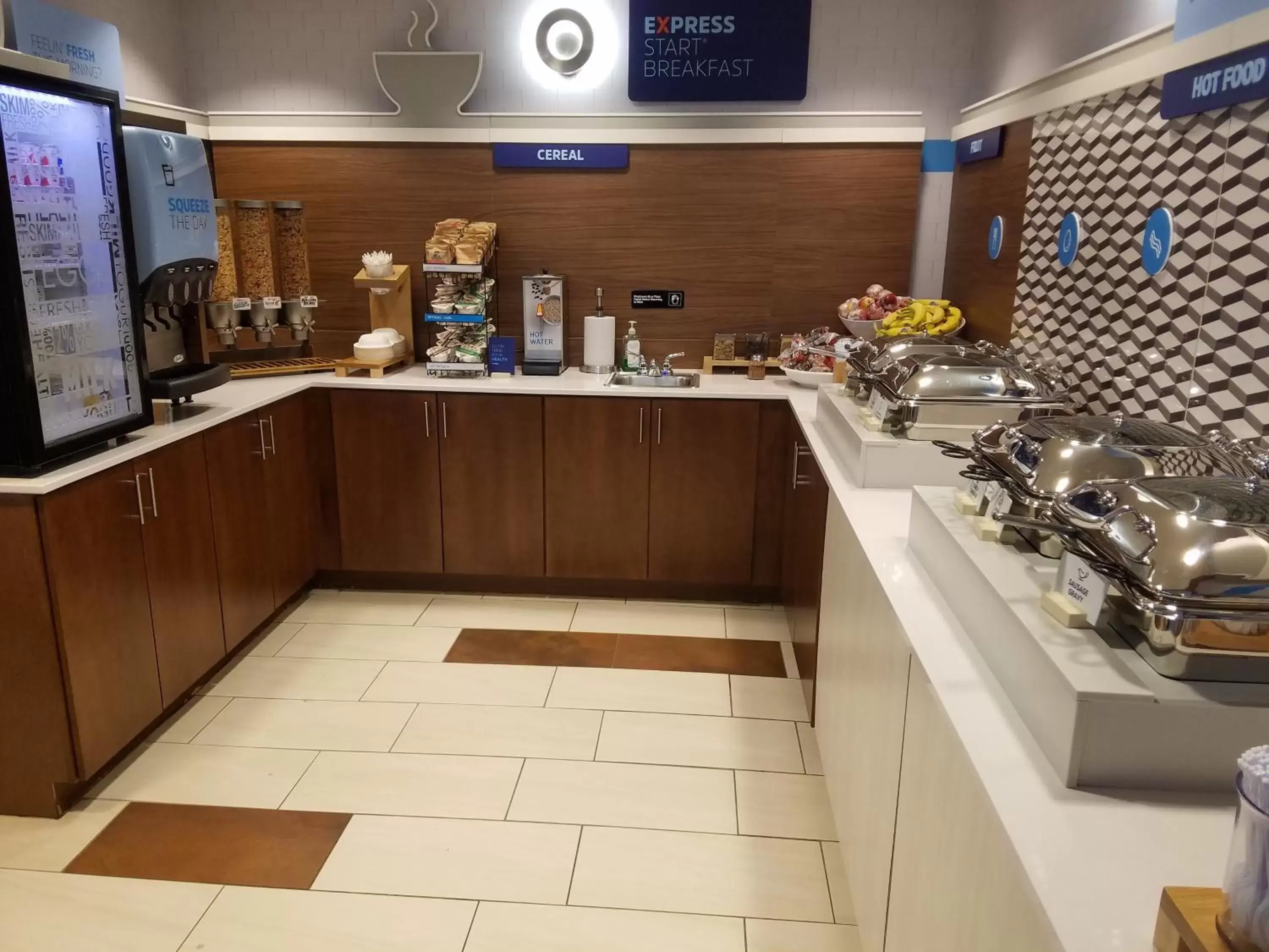 Breakfast, Kitchen/Kitchenette in Holiday Inn Express Daytona Beach - Speedway, an IHG Hotel