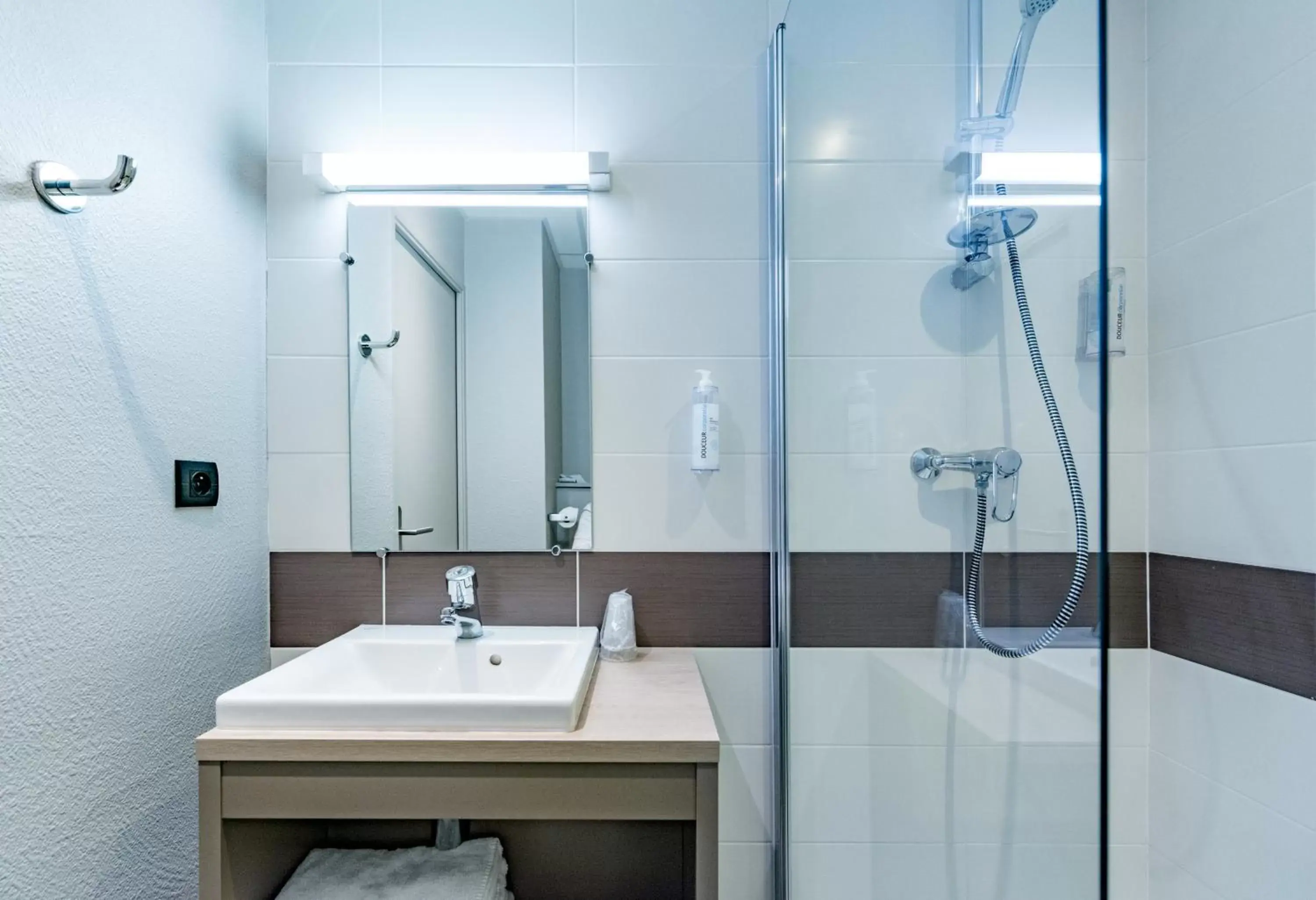 Shower, Bathroom in The Originals City, Ara Hôtel, Landerneau