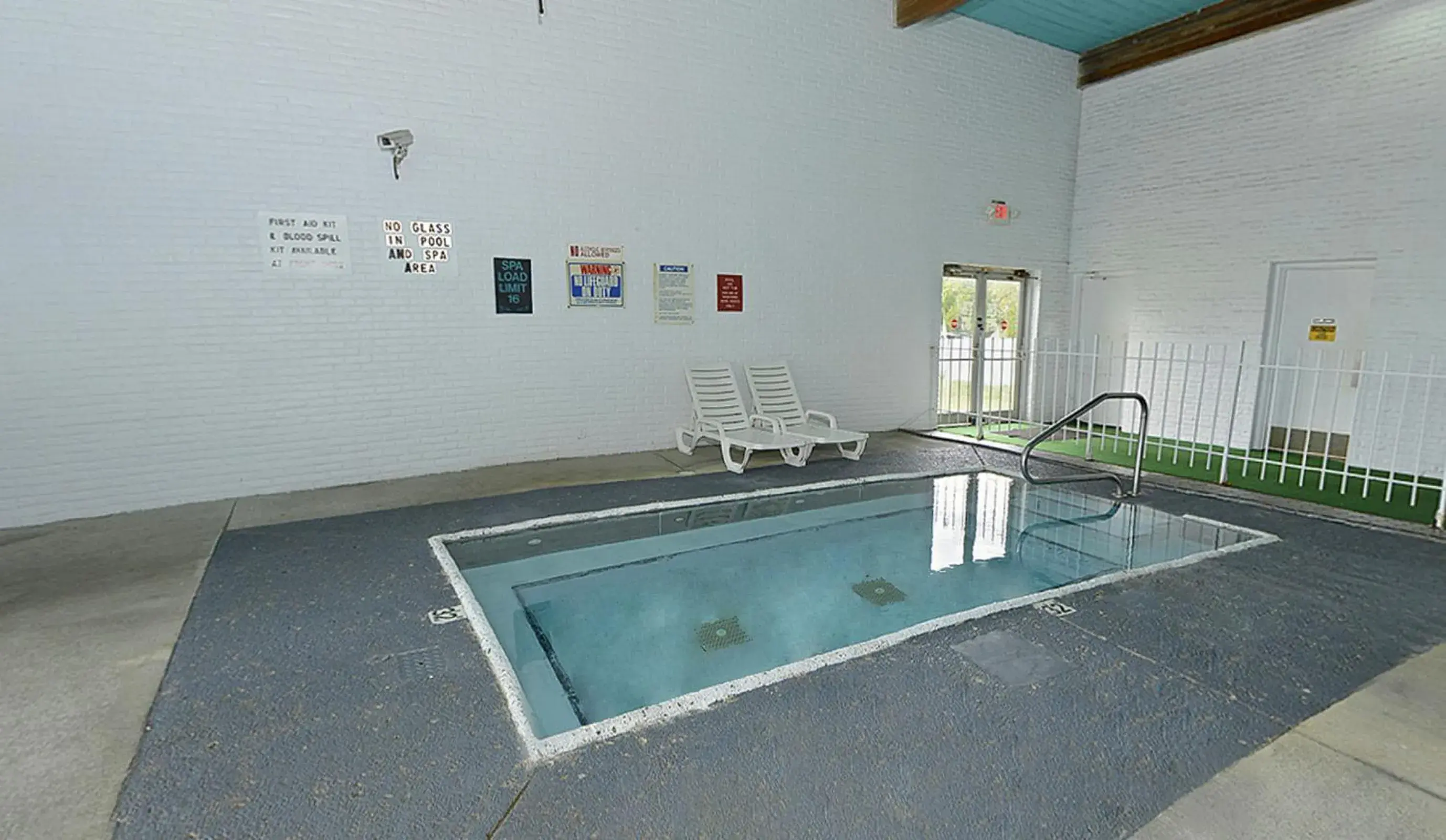 Day, Swimming Pool in Howard Johnson by Wyndham Benton Harbor