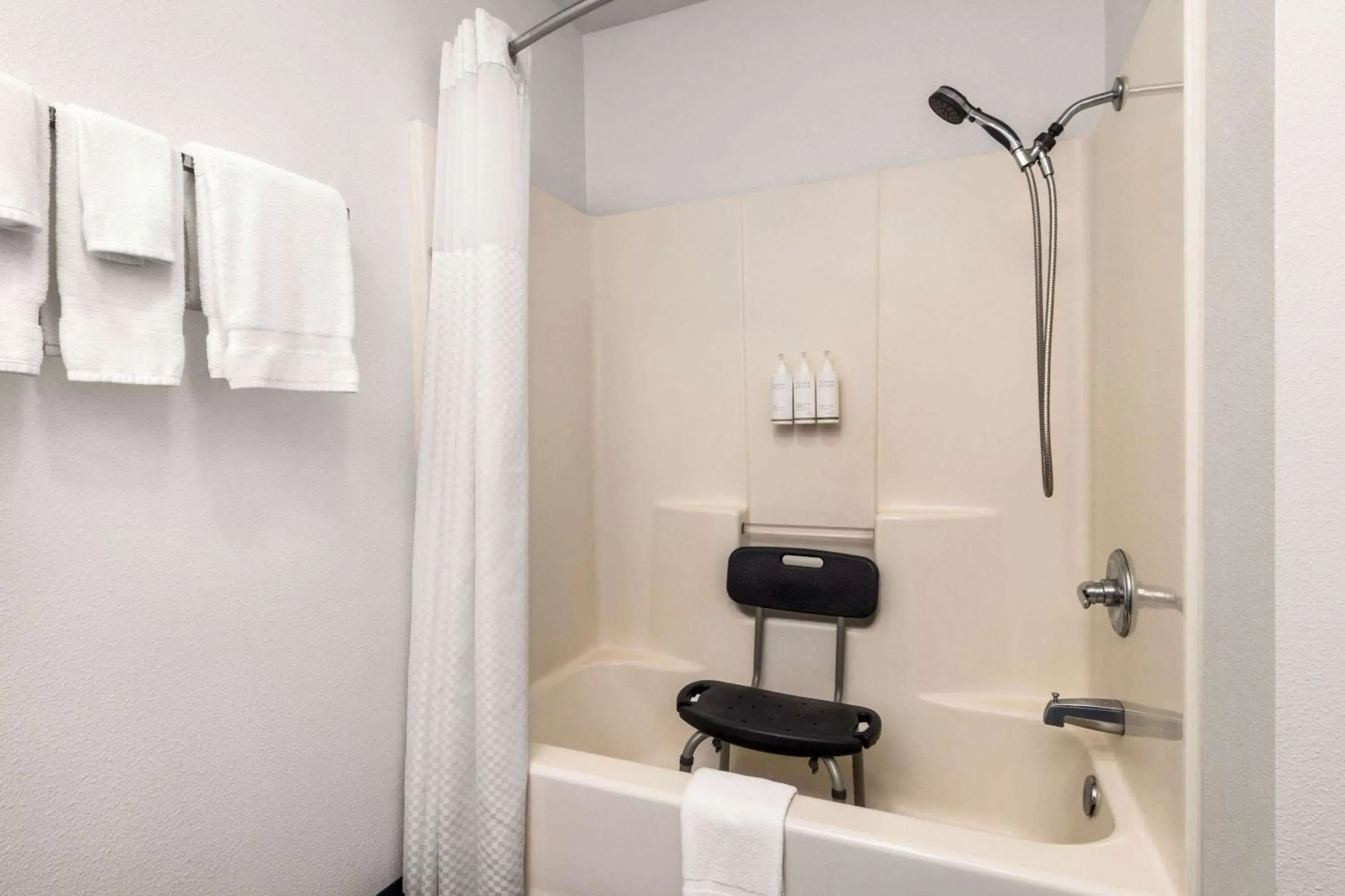 Shower, Bathroom in Travelodge by Wyndham Depoe Bay