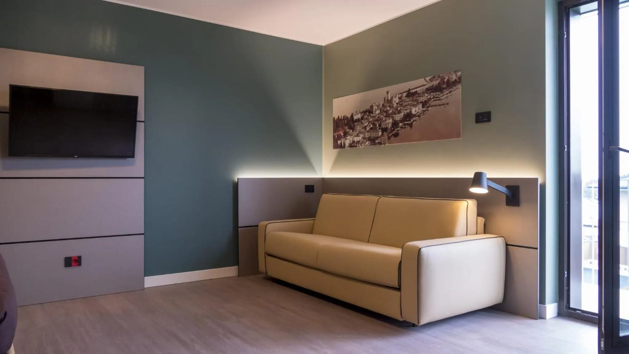 Communal lounge/ TV room in Hotel Puccini