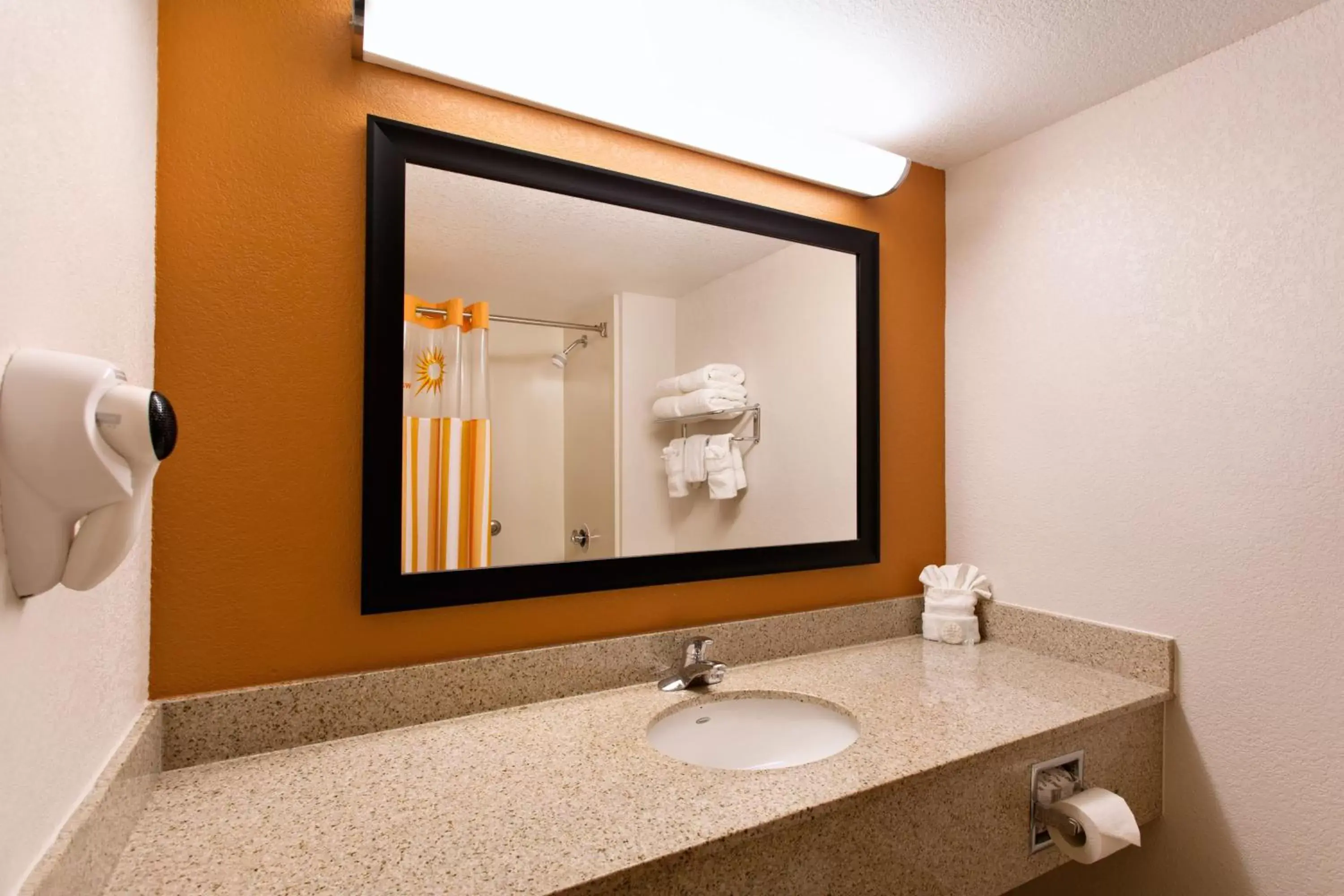 Bathroom in La Quinta Inn by Wyndham Orlando International Drive North