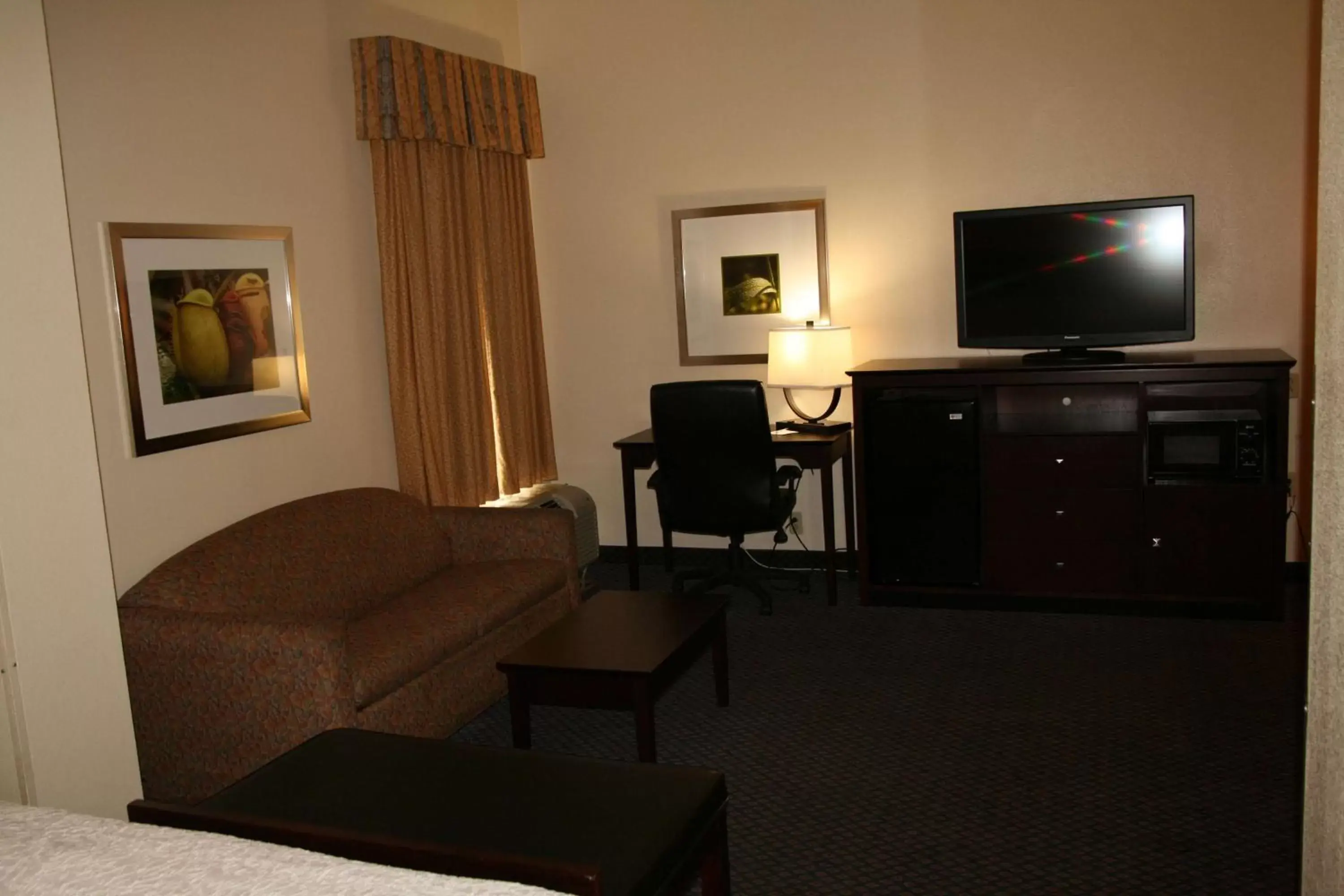 Bed, TV/Entertainment Center in Hampton Inn By Hilton Petersburg-Ft. Lee