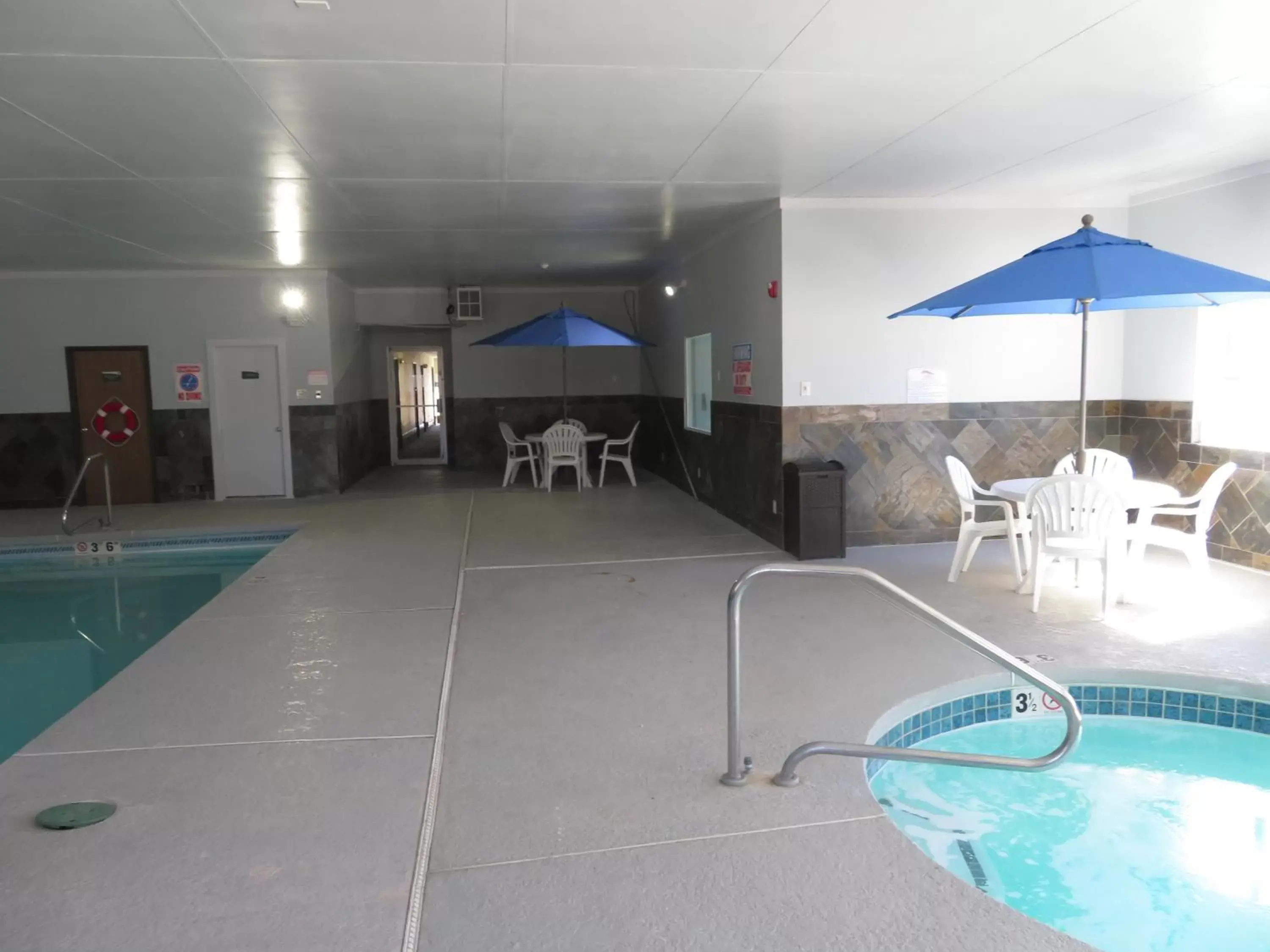 Property building, Swimming Pool in GreenTree Inn Montrose Property building, Swimming Pool in GreenTree Inn Montrose