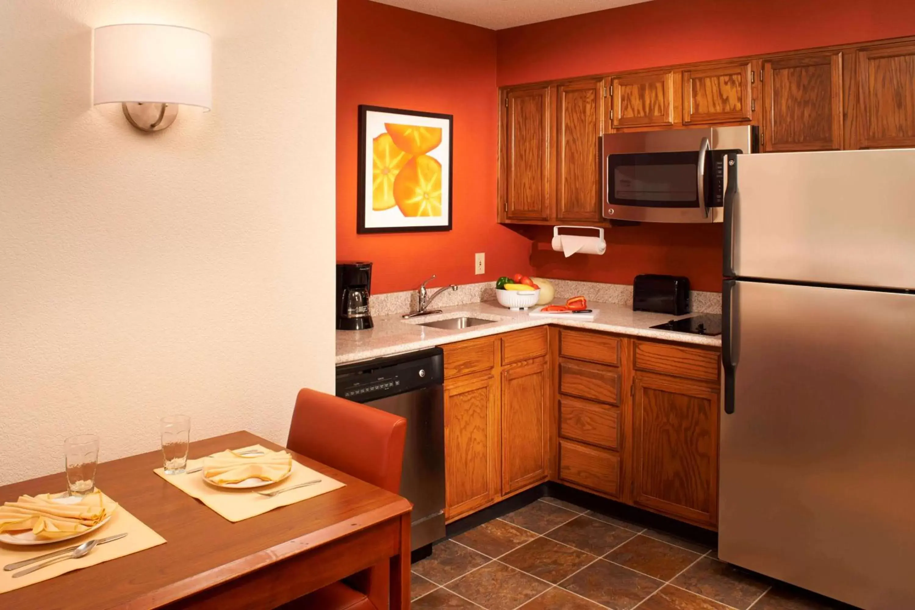 Coffee/tea facilities, Kitchen/Kitchenette in Sonesta ES Suites Chicago Waukegan Gurnee