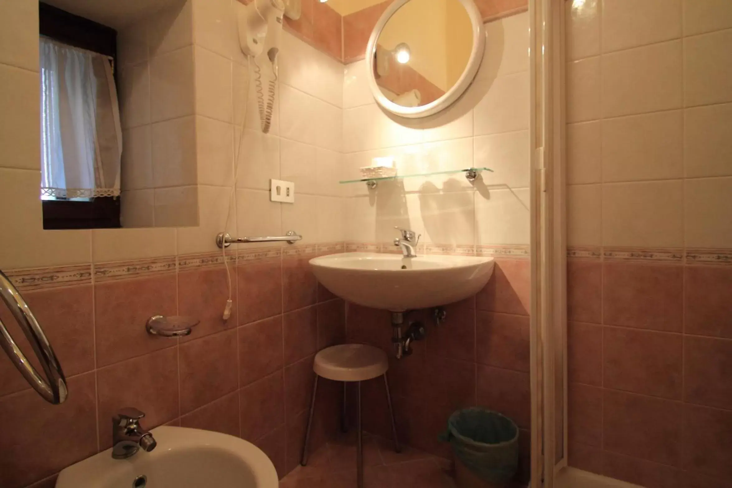 Shower, Bathroom in Hotel Windsor Savoia