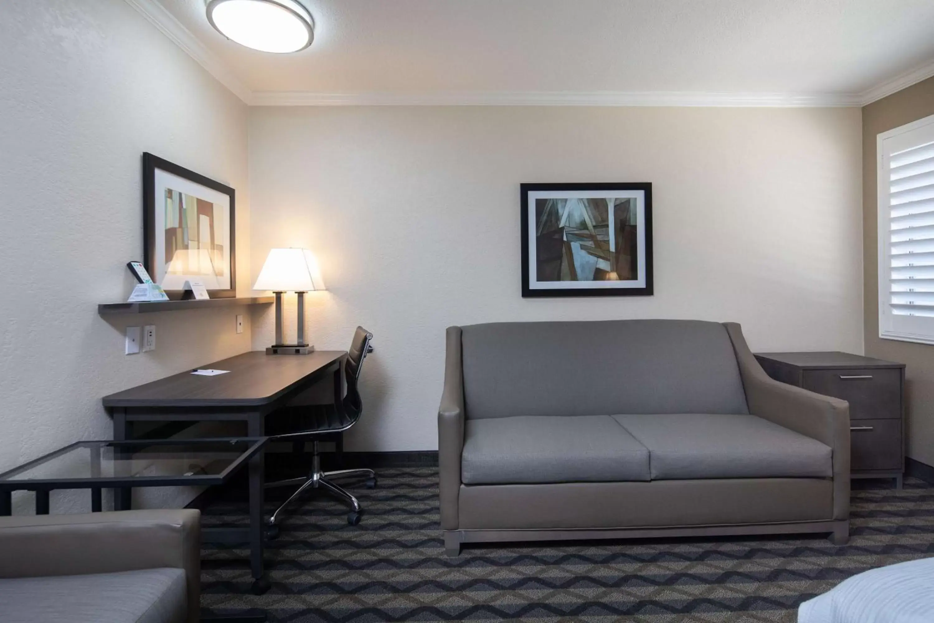 Photo of the whole room, Seating Area in Best Western Silicon Valley Inn