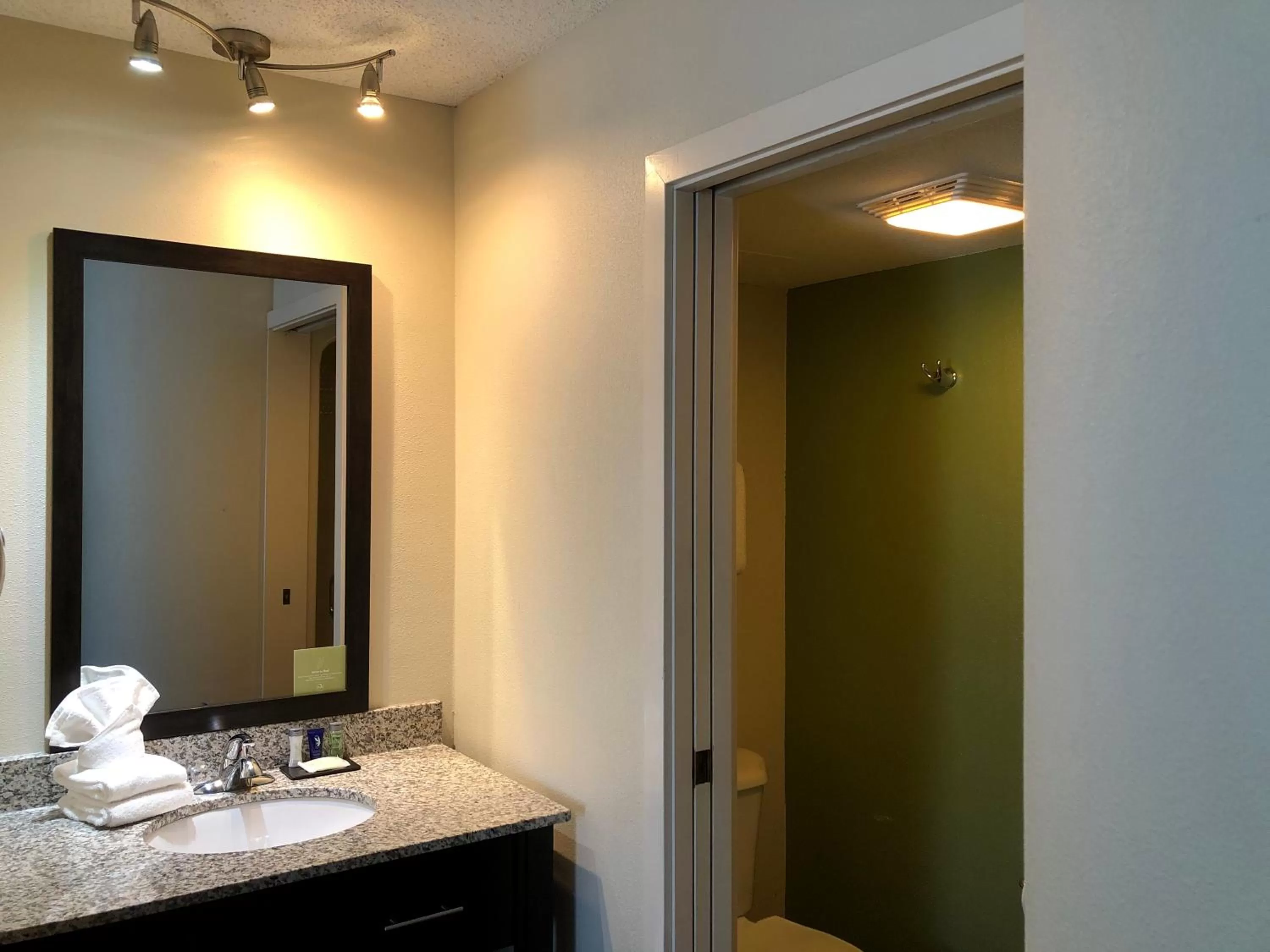 Queen Room - Non Smoking/Ground floor/Pet Friendly in Sleep Inn & Suites Roseburg North Near Medical Center