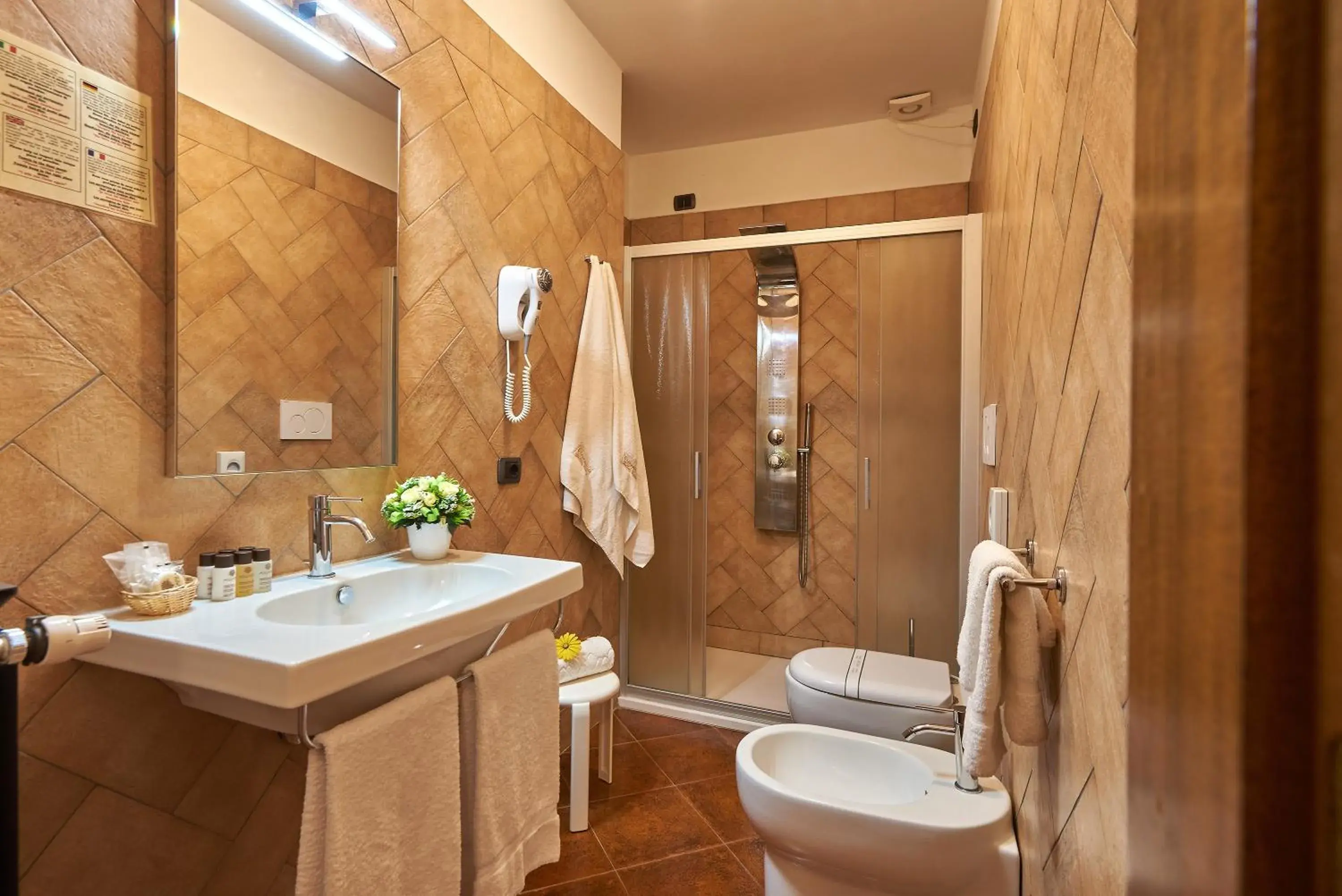 Shower, Bathroom in Casanova - Wellness Center La Grotta Etrusca