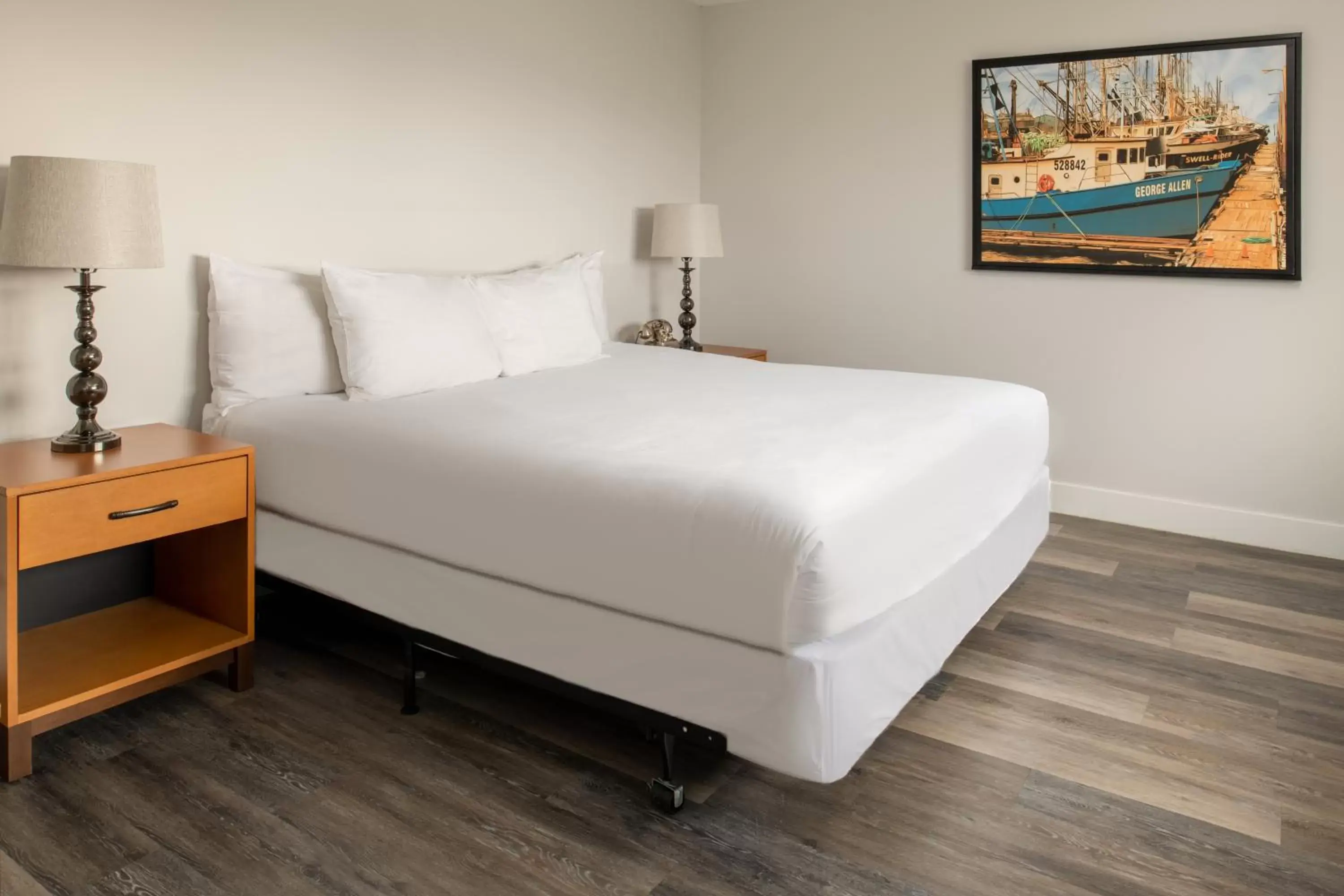 Bed in Astoria Riverwalk Inn